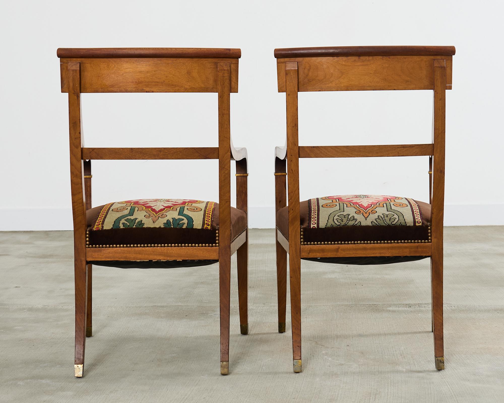 Ensemble de six fauteuils de salle à manger ou de bibliothèque en noyer de style Régence anglaise en vente 6