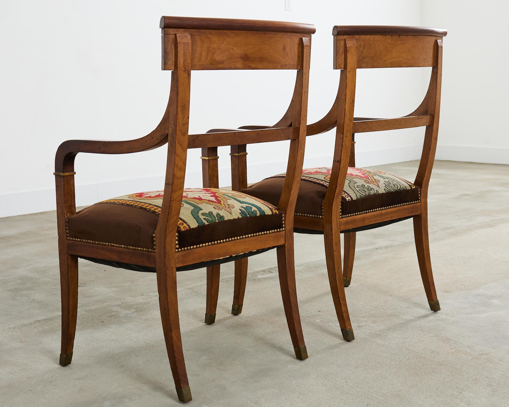 Ensemble de six fauteuils de salle à manger ou de bibliothèque en noyer de style Régence anglaise en vente 8