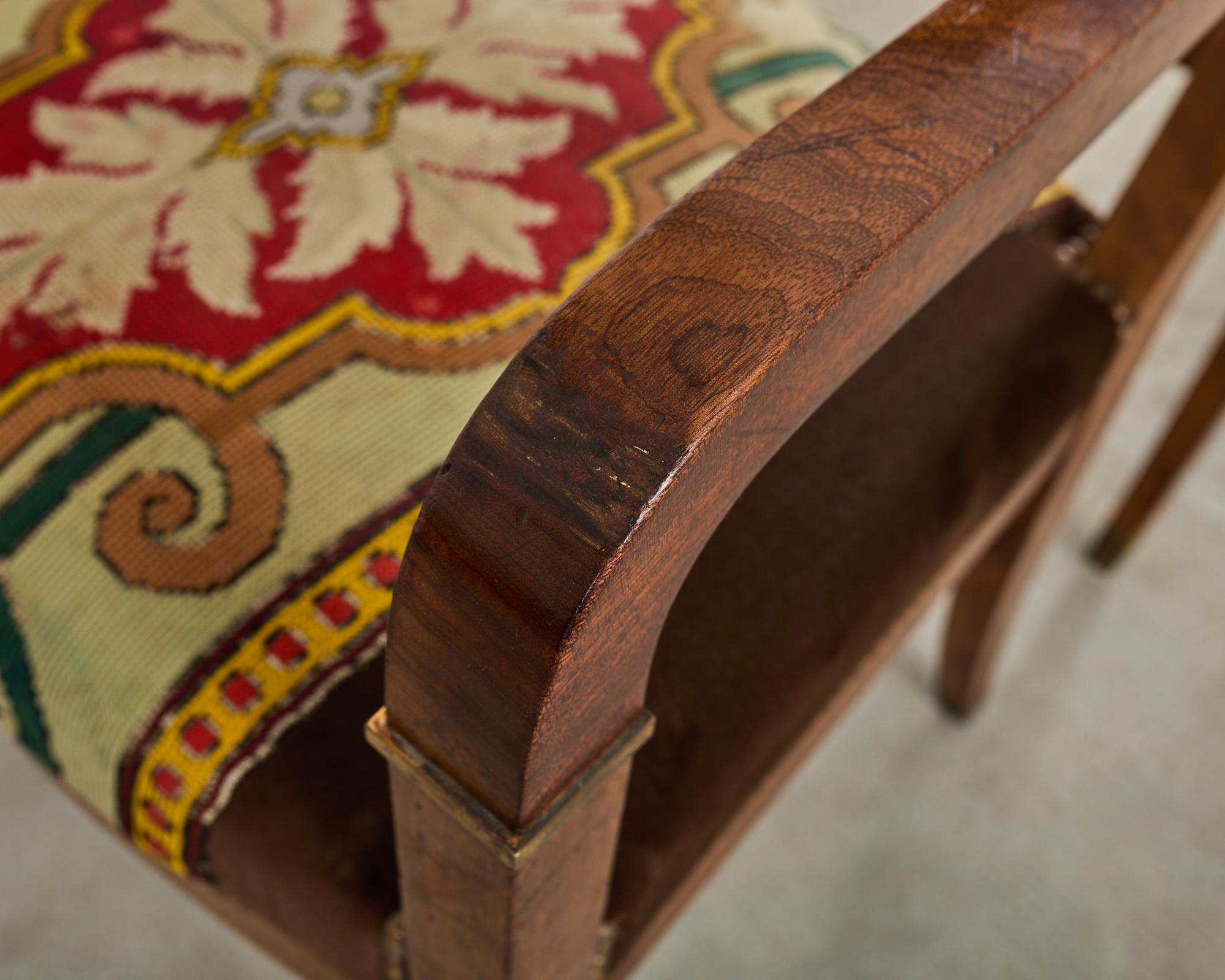 Ensemble de six fauteuils de salle à manger ou de bibliothèque en noyer de style Régence anglaise en vente 9