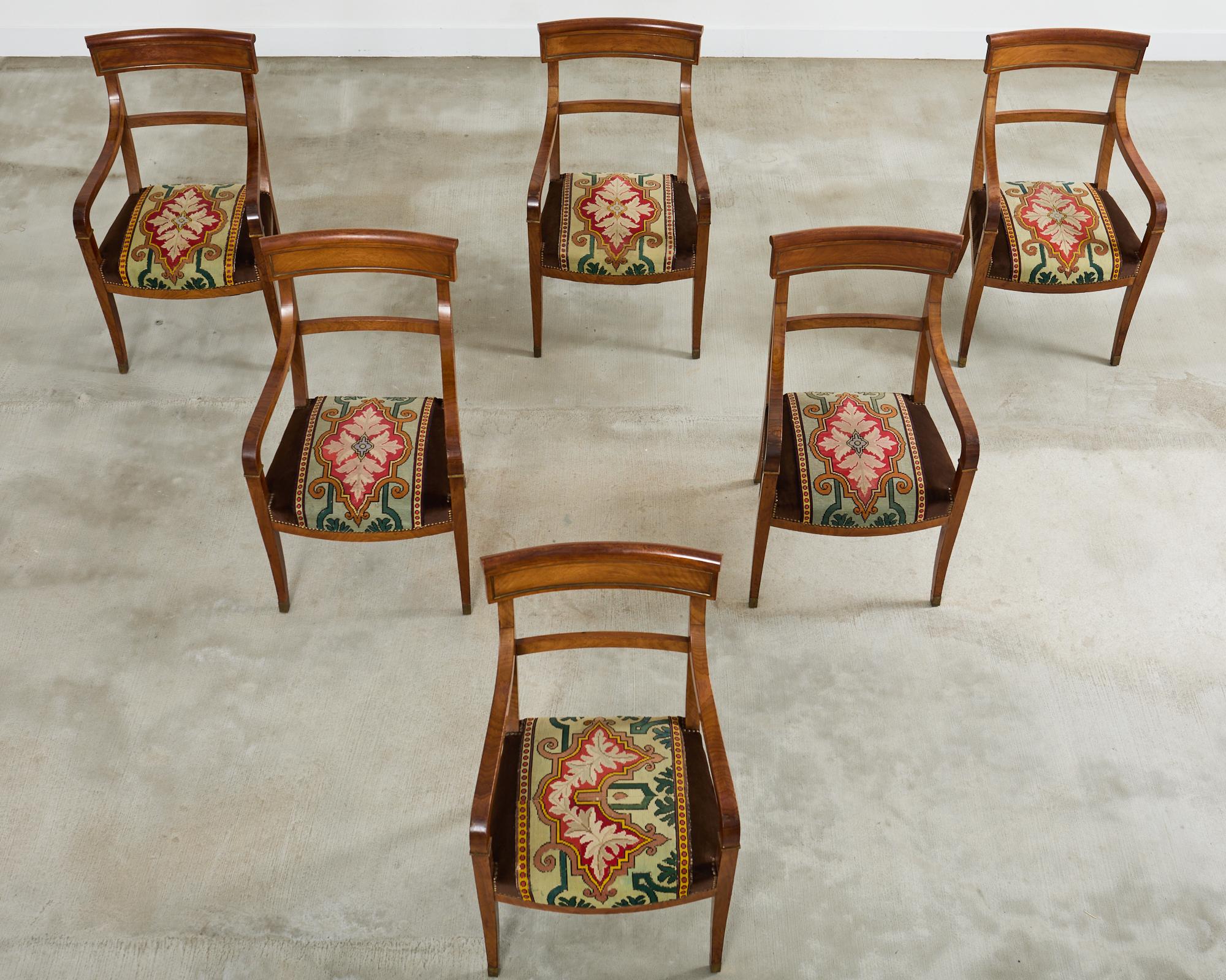 Regency Ensemble de six fauteuils de salle à manger ou de bibliothèque en noyer de style Régence anglaise en vente