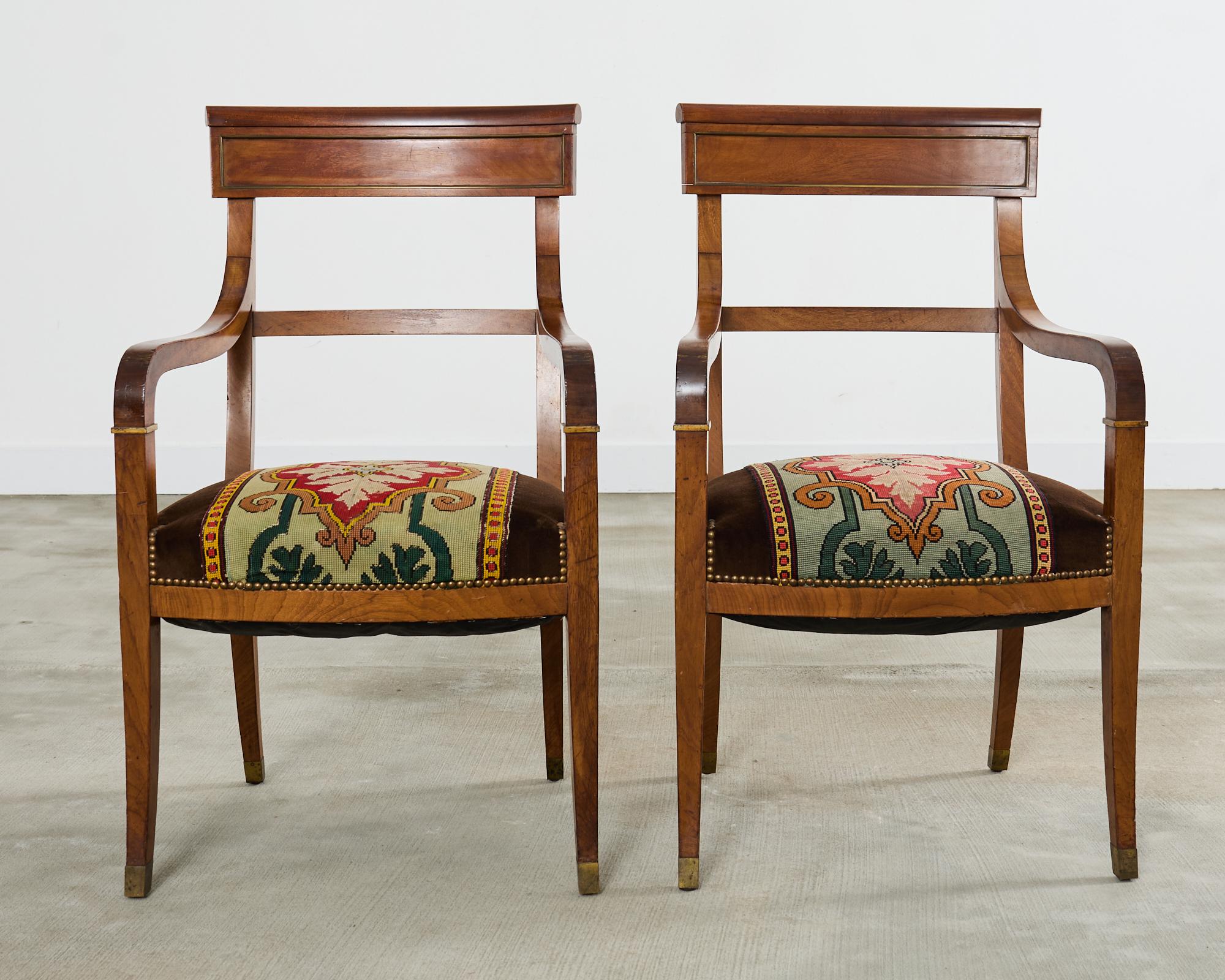Anglais Ensemble de six fauteuils de salle à manger ou de bibliothèque en noyer de style Régence anglaise en vente