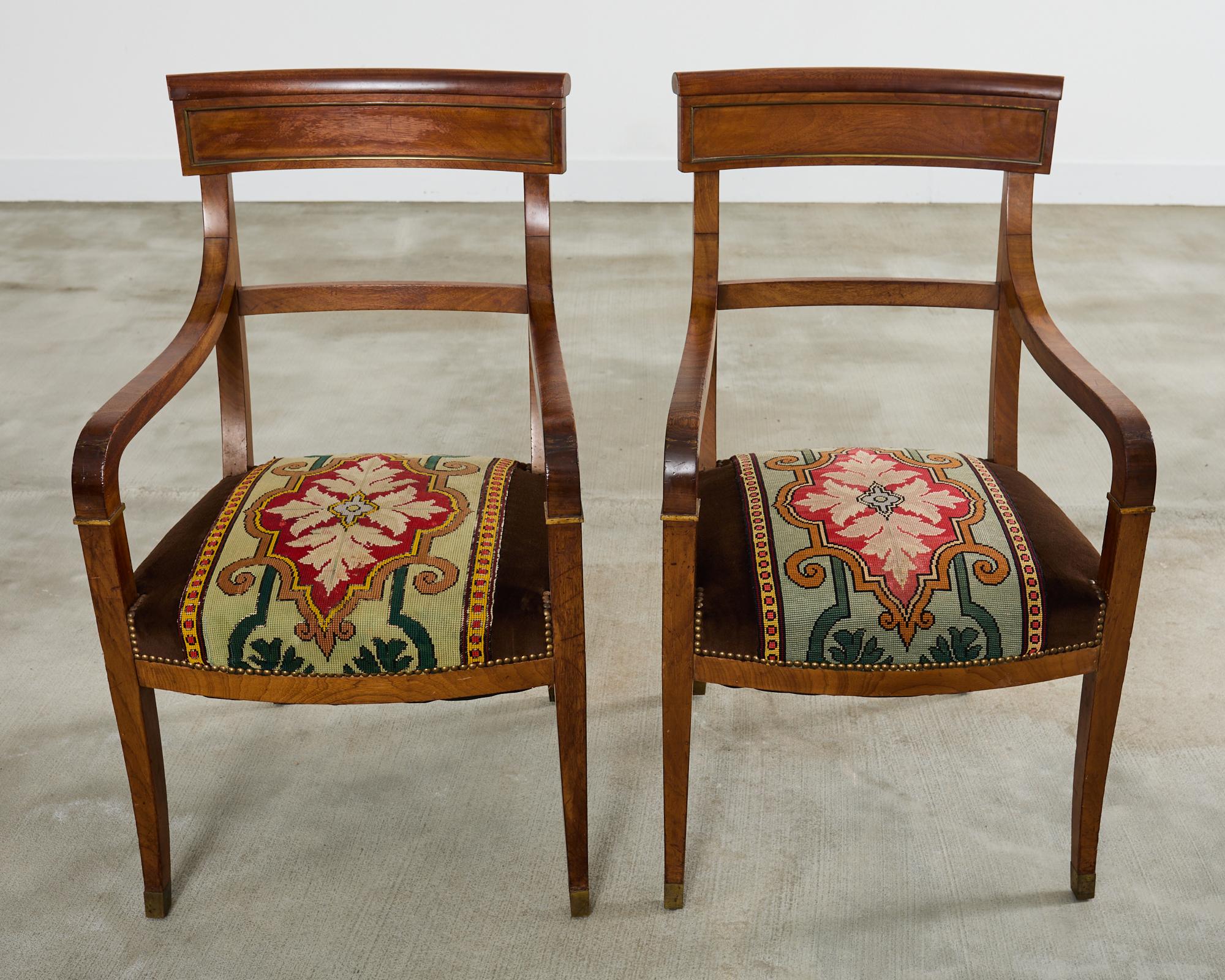Fait main Ensemble de six fauteuils de salle à manger ou de bibliothèque en noyer de style Régence anglaise en vente