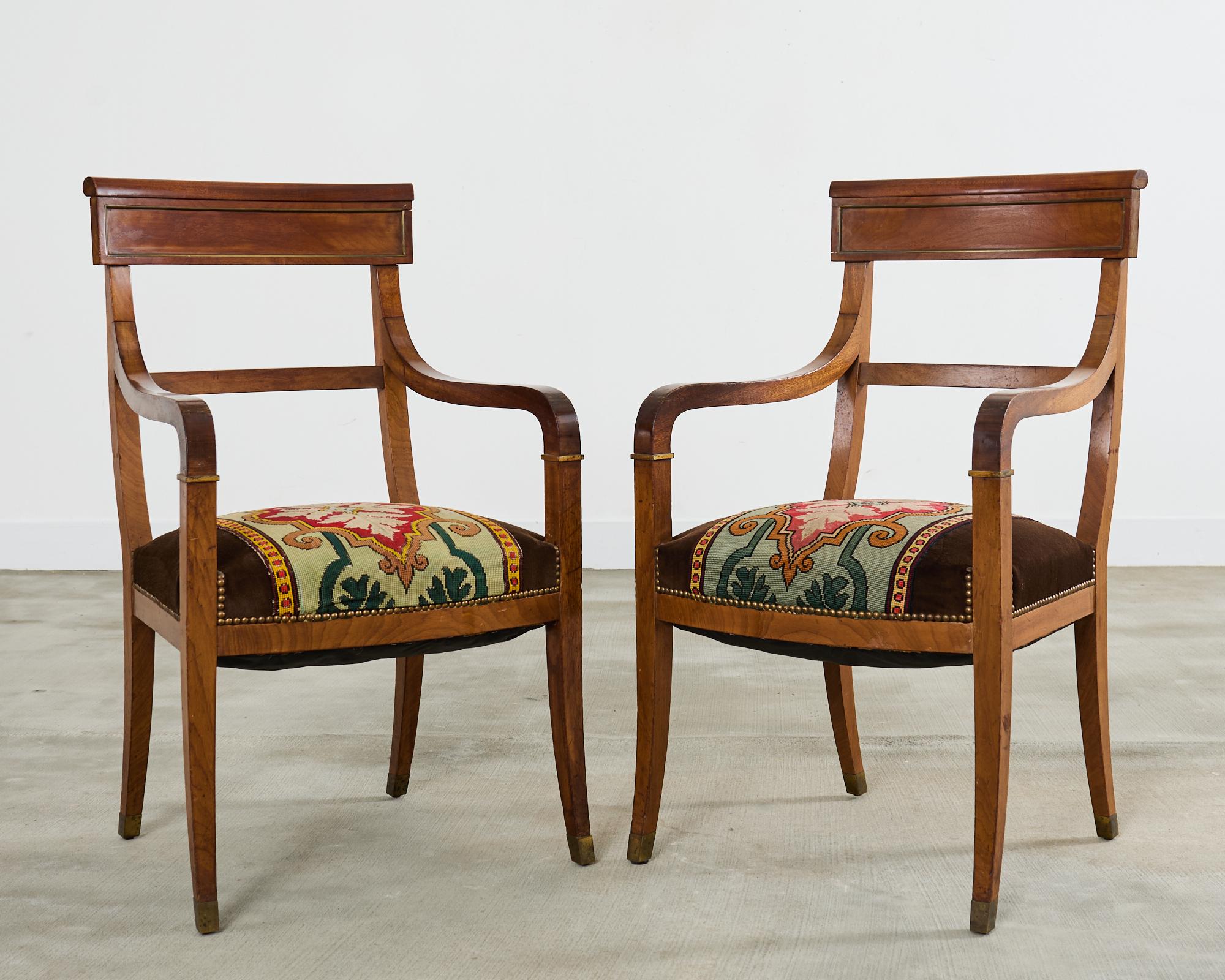 Ensemble de six fauteuils de salle à manger ou de bibliothèque en noyer de style Régence anglaise Bon état - En vente à Rio Vista, CA