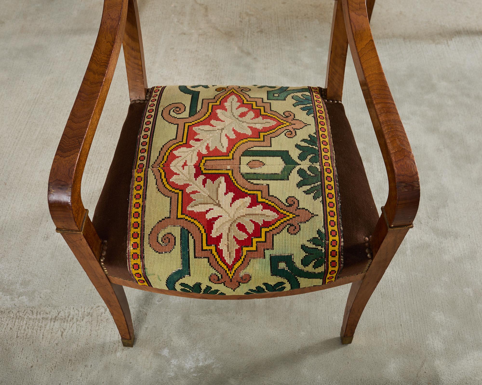 XIXe siècle Ensemble de six fauteuils de salle à manger ou de bibliothèque en noyer de style Régence anglaise en vente