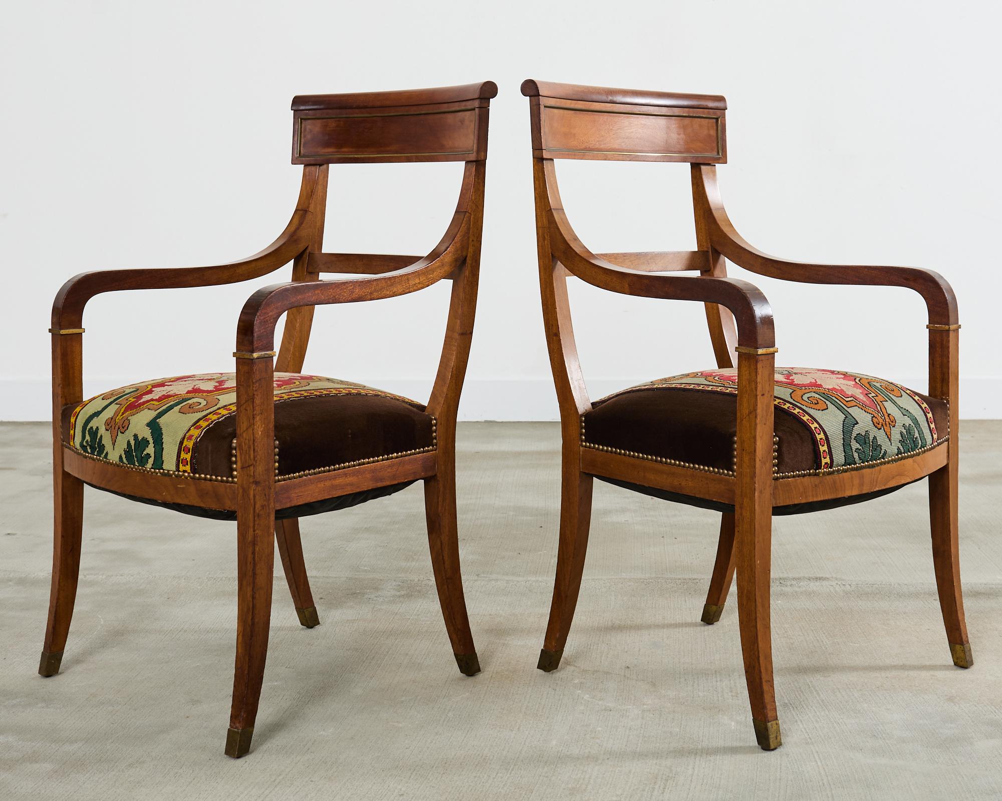 Laiton Ensemble de six fauteuils de salle à manger ou de bibliothèque en noyer de style Régence anglaise en vente