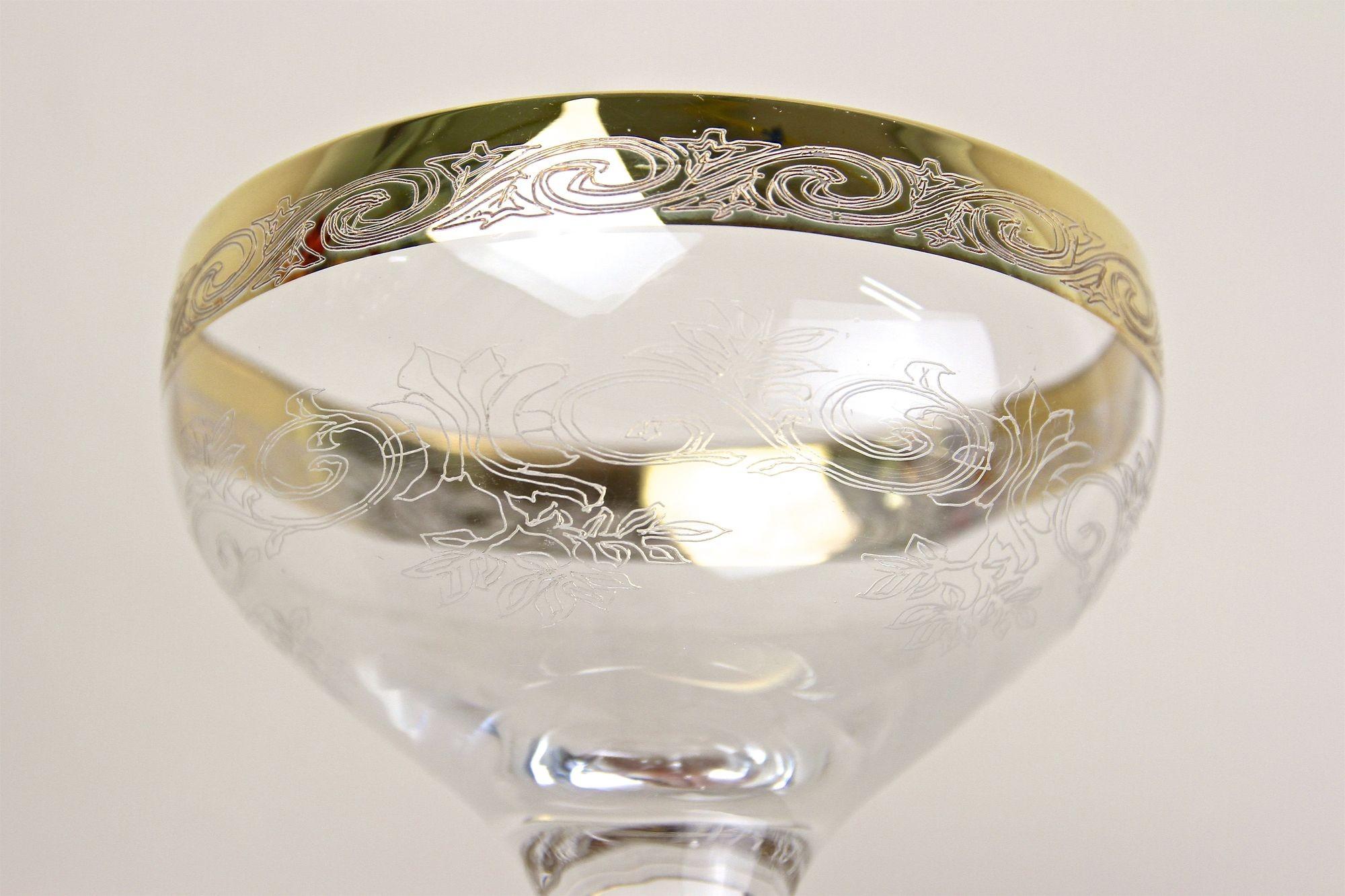 Set Of Six Engraved Murano Champagne Coupe Glasses With Gold Rim, IT ca. 1940 For Sale 2