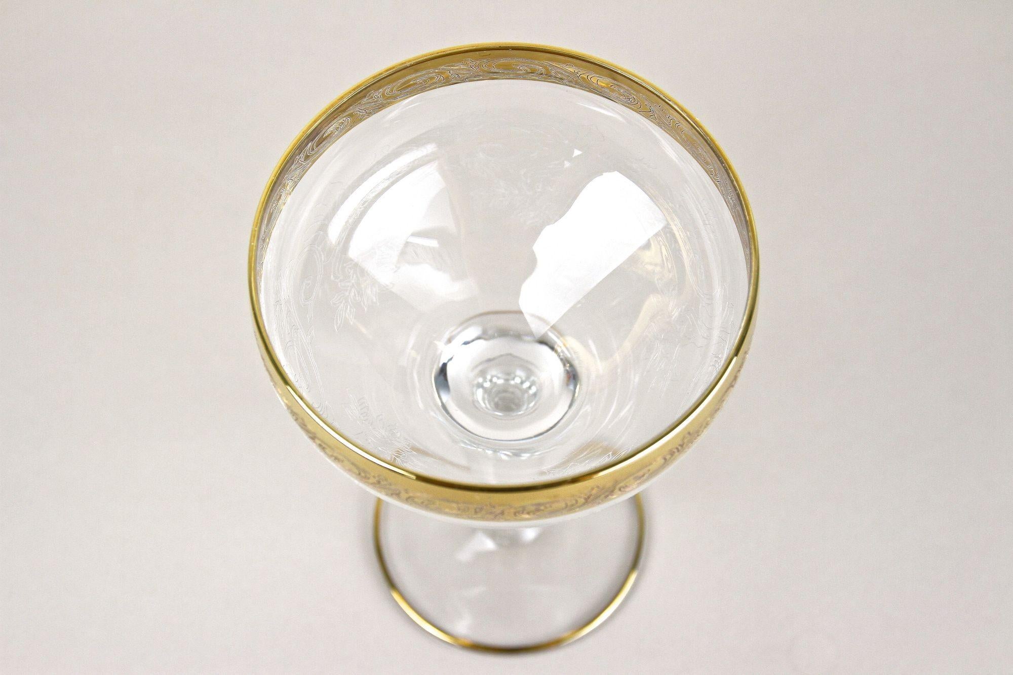Set Of Six Engraved Murano Champagne Coupe Glasses With Gold Rim, IT ca. 1940 For Sale 4