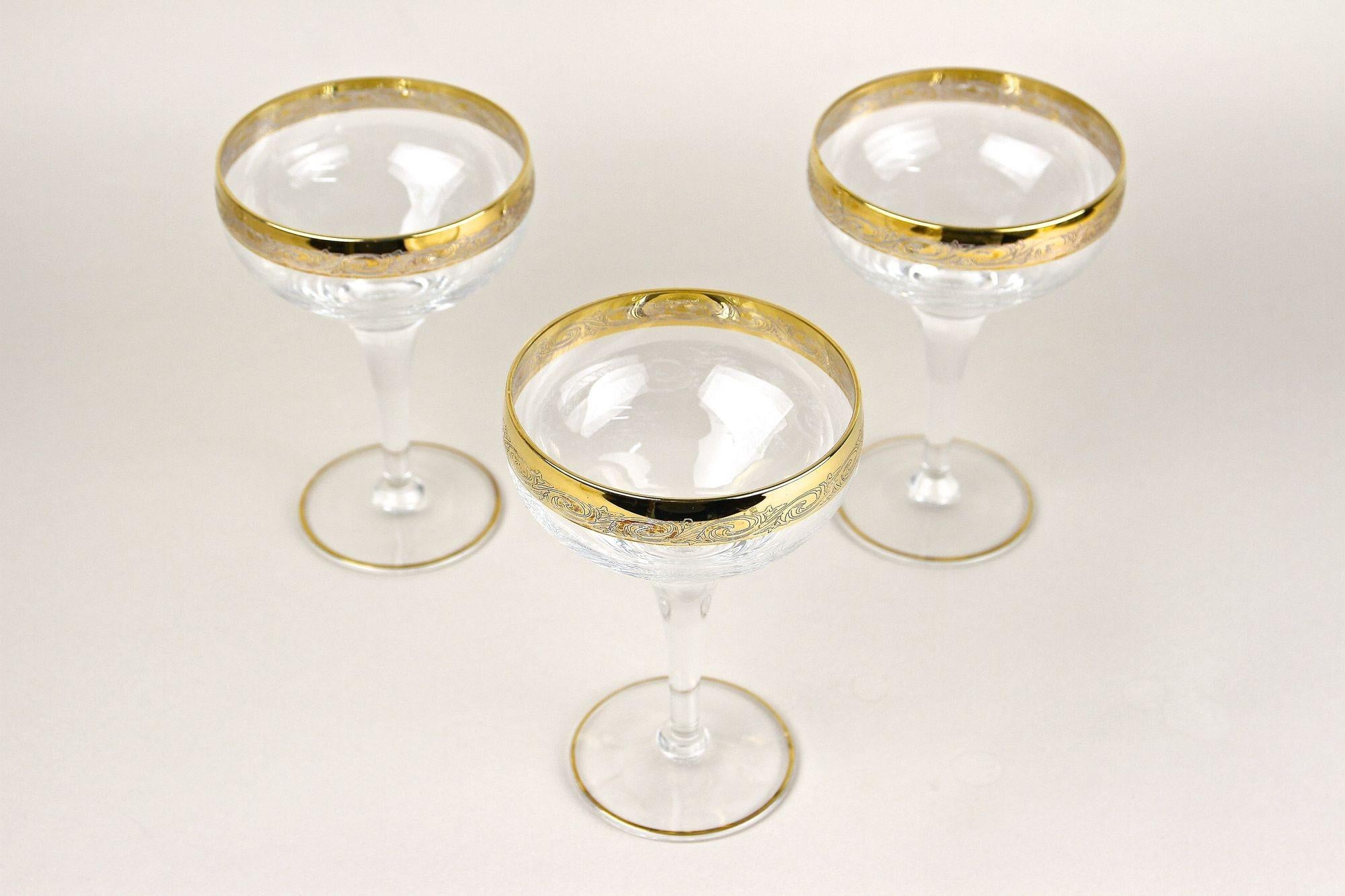 Set Of Six Engraved Murano Champagne Coupe Glasses With Gold Rim, IT ca. 1940 For Sale 6