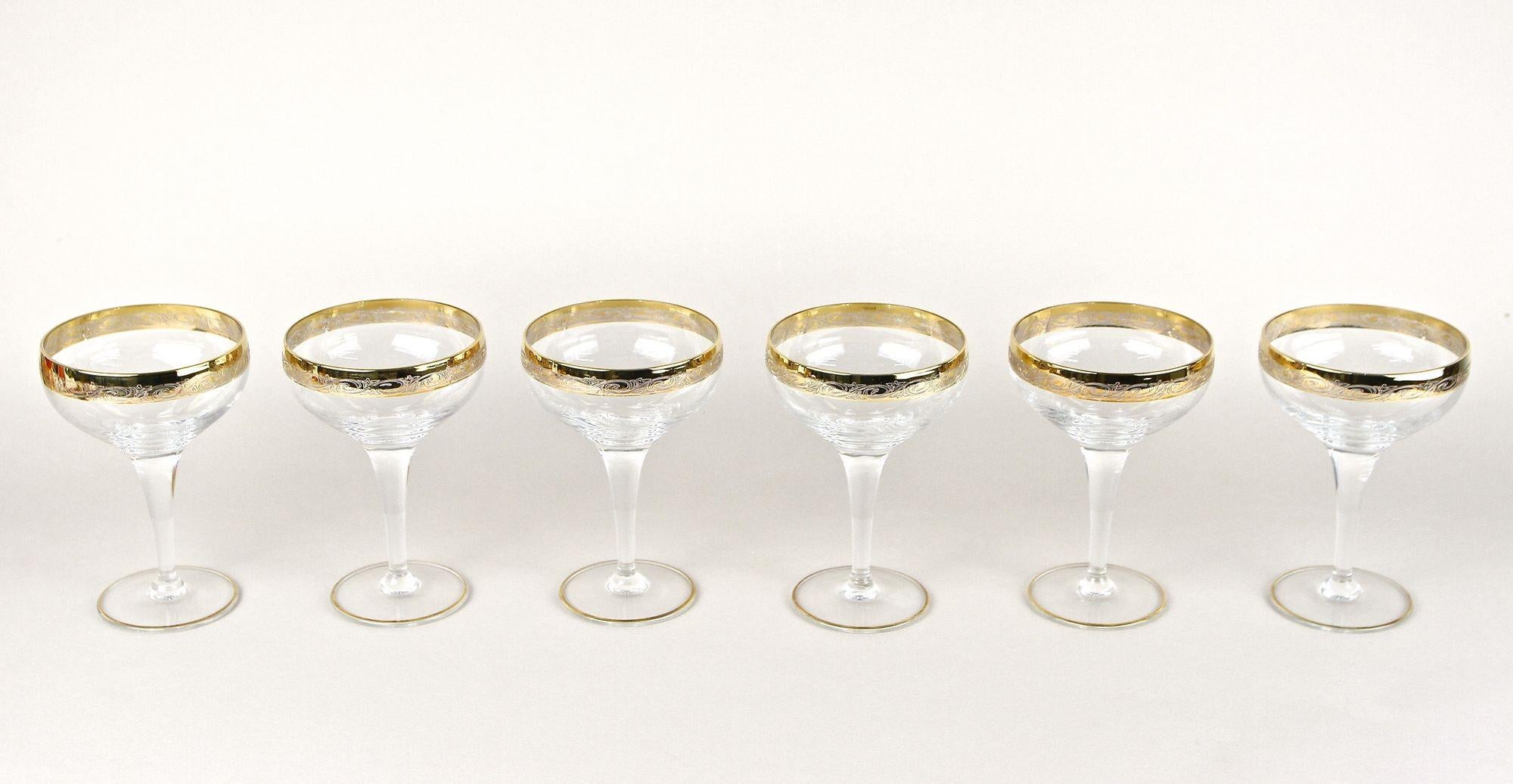 Italian Set Of Six Engraved Murano Champagne Coupe Glasses With Gold Rim, IT ca. 1940 For Sale