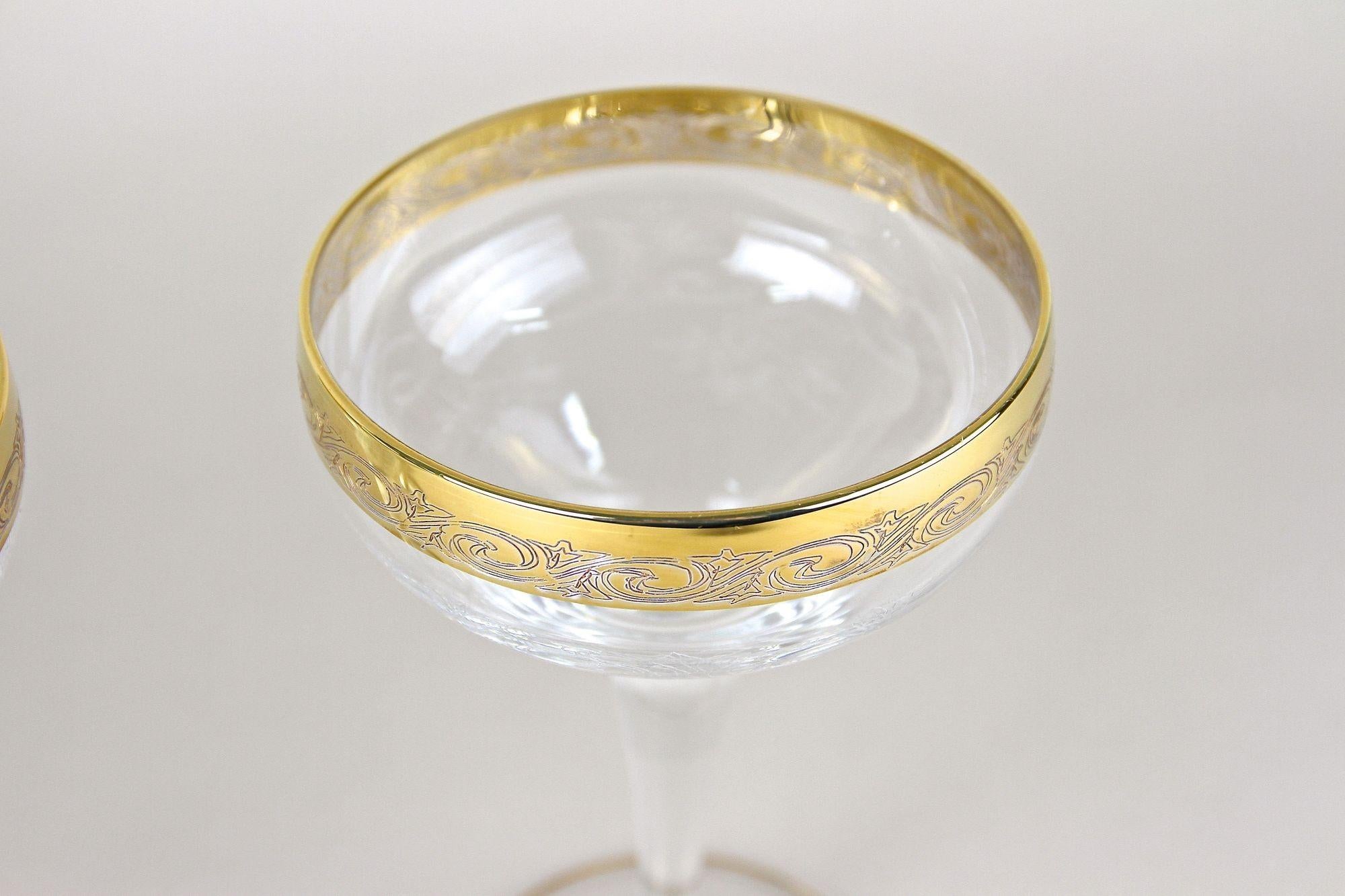 Set Of Six Engraved Murano Champagne Coupe Glasses With Gold Rim, IT ca. 1940 In Good Condition For Sale In Lichtenberg, AT