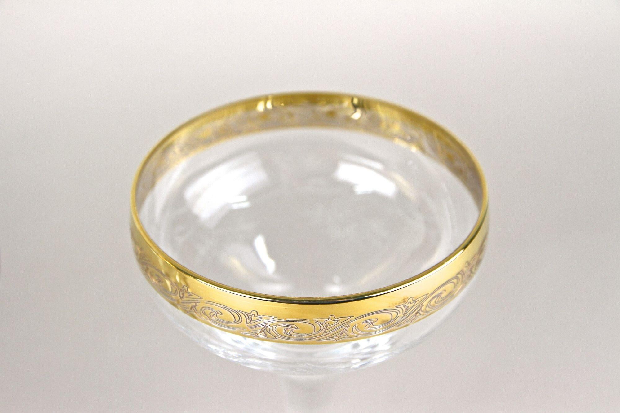 20th Century Set Of Six Engraved Murano Champagne Coupe Glasses With Gold Rim, IT ca. 1940 For Sale