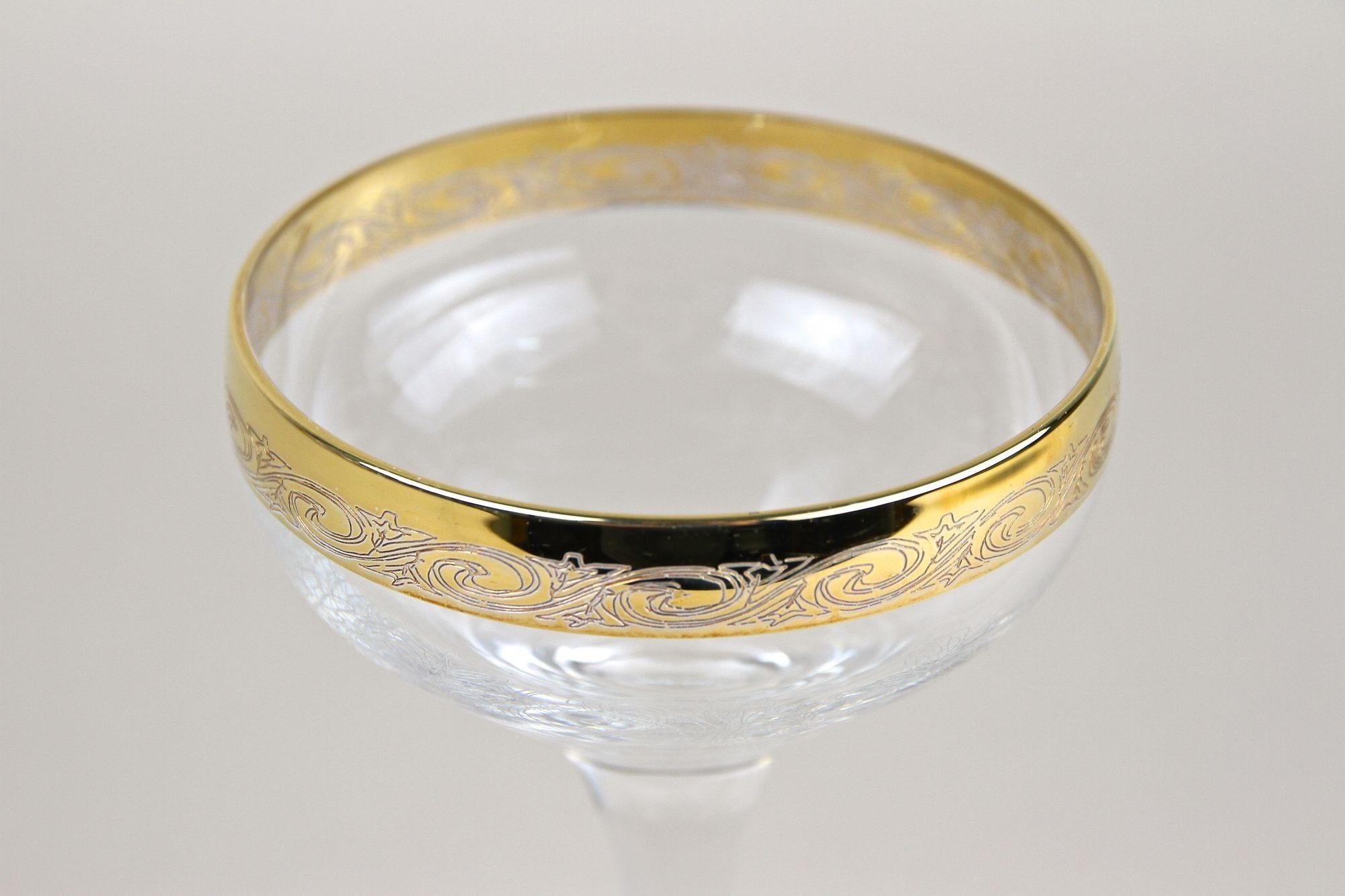 Set Of Six Engraved Murano Champagne Coupe Glasses With Gold Rim, IT ca. 1940 For Sale 1