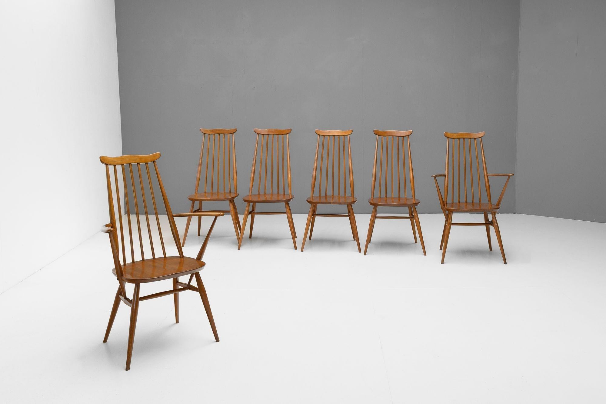 Ensemble de six chaises de salle à manger Beeche, dont deux fauteuils et quatre chaises d'appoint en hêtre et orme massif. Entièrement restauré, décapé et repoli.
K.K. vers 1960.
H 98cm (SH 43cm) x L 42/62cm x P 55cm
Veuillez nous contacter pour