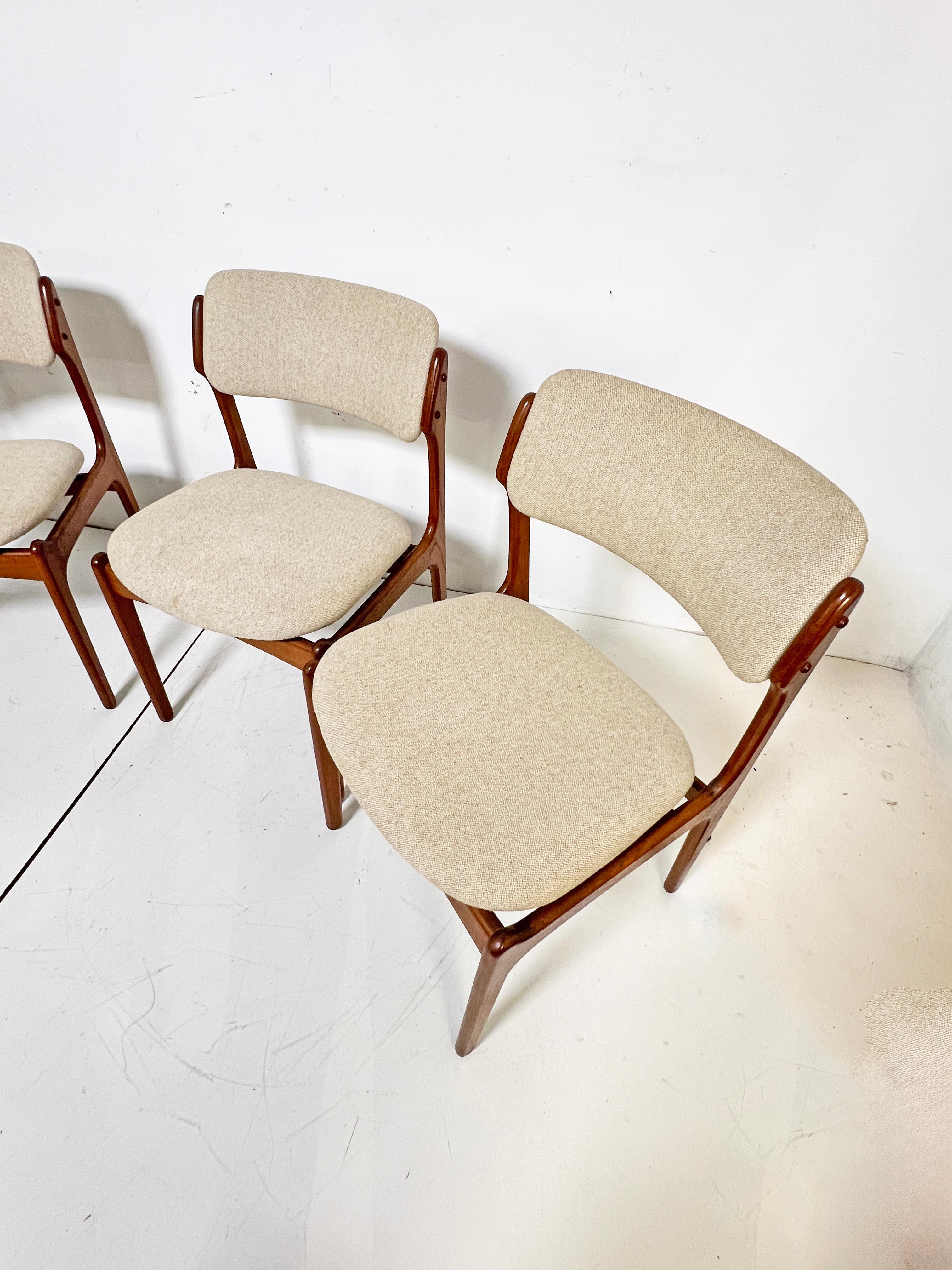 Set di sei sedie da pranzo in teak danese Erik Buch, CIRCA 1960 in vendita 3