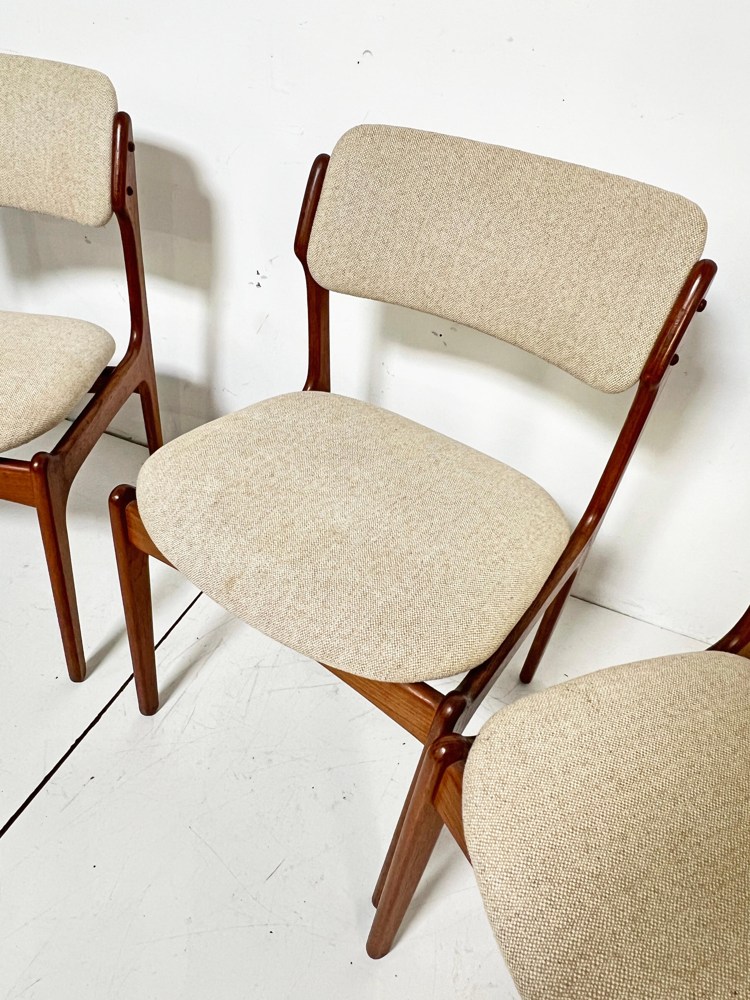 Set di sei sedie da pranzo in teak danese Erik Buch, CIRCA 1960 In condizioni buone in vendita a Peabody, MA