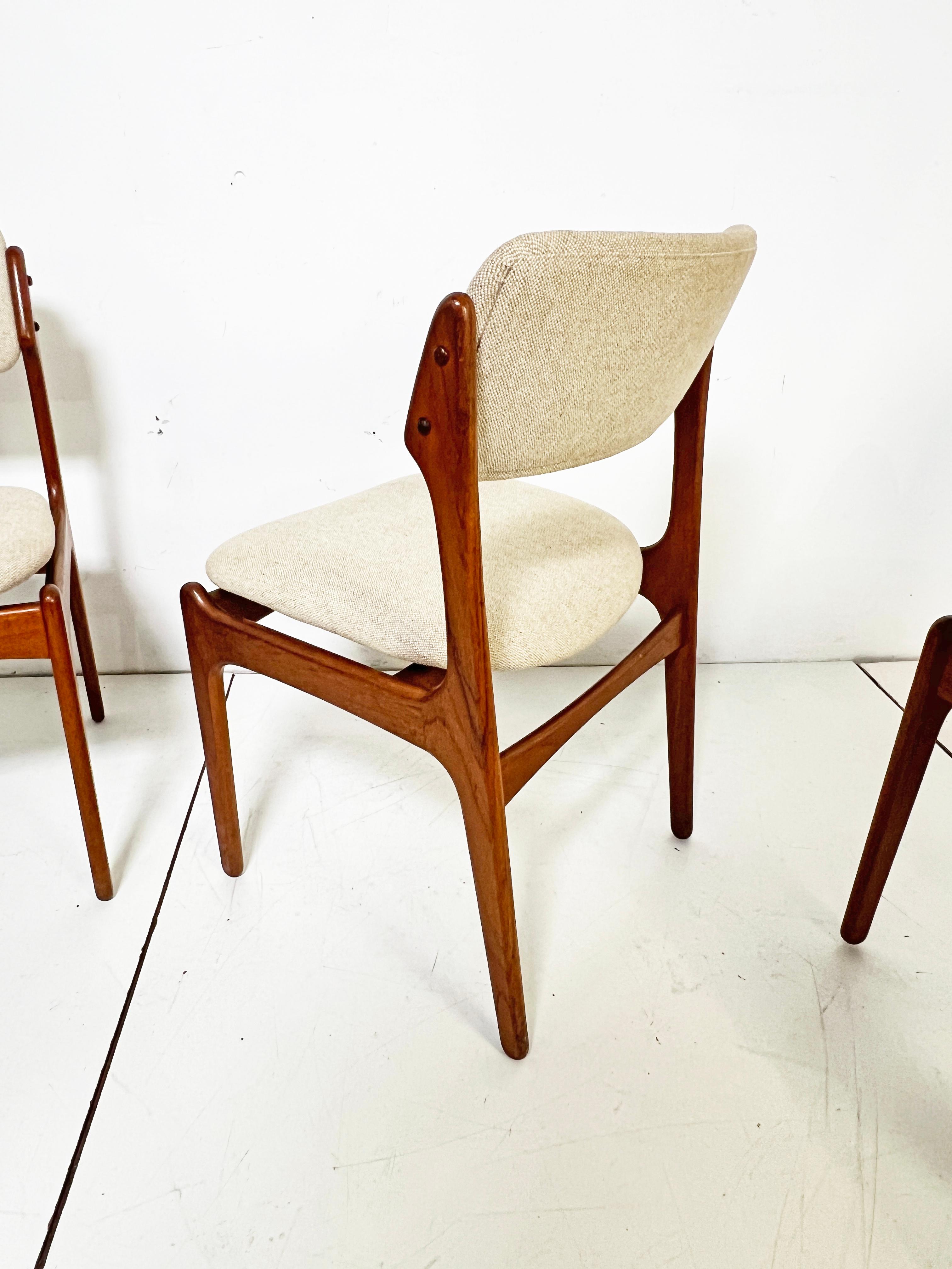 Set di sei sedie da pranzo in teak danese Erik Buch, CIRCA 1960 in vendita 1