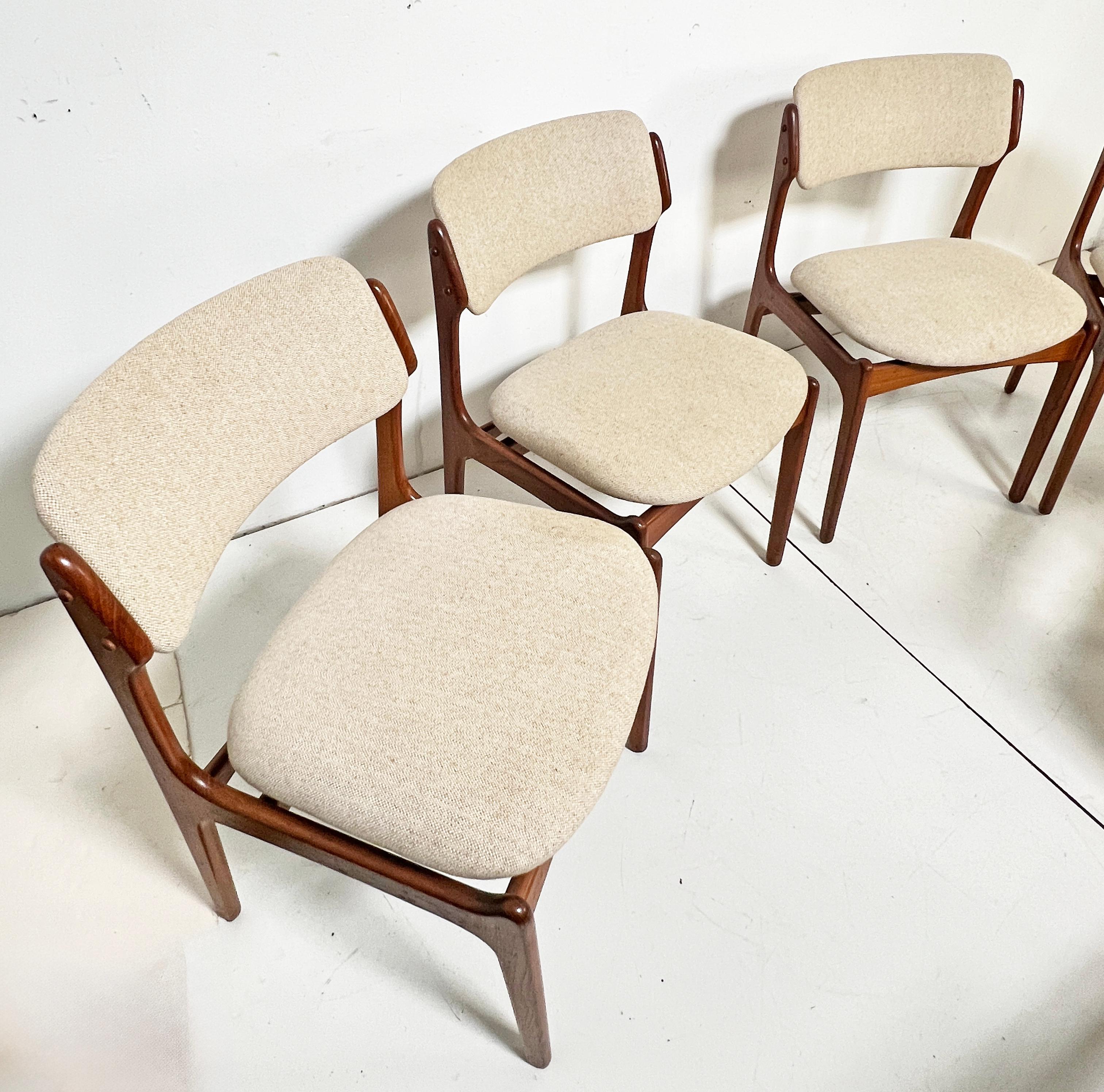 Set di sei sedie da pranzo in teak danese Erik Buch, CIRCA 1960 in vendita 2