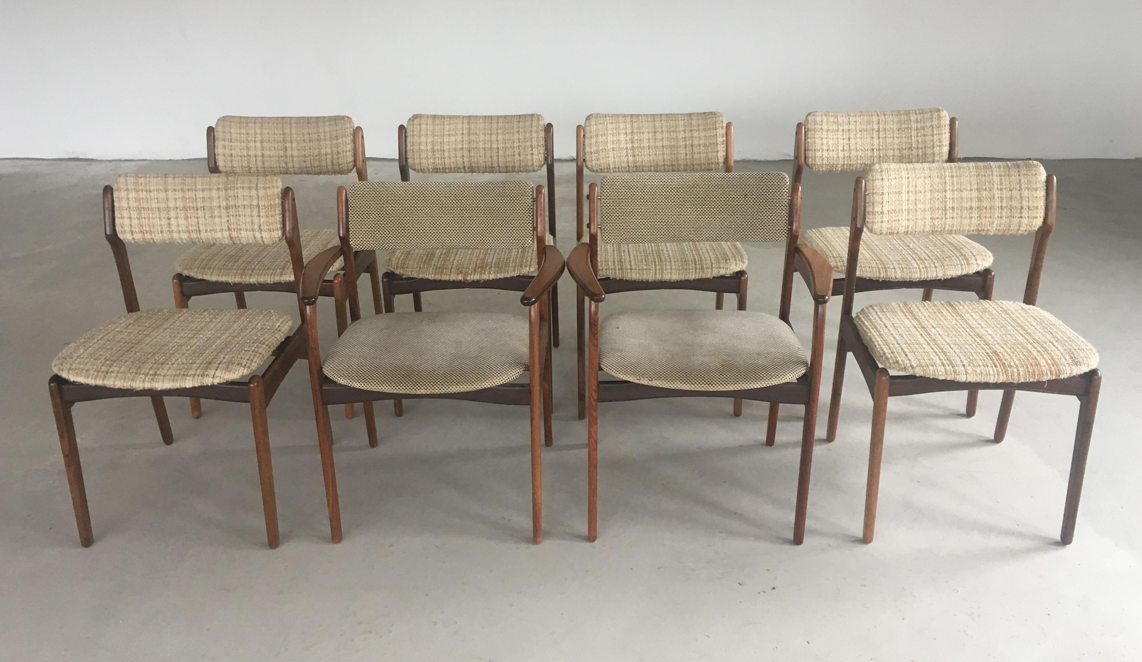 Rare ensemble de huit chaises de salle à manger exclusives Erik Buch en bois de rose des années 1960, comprenant 6 chaises de salle à manger et deux fauteuils.

Les chaises sont un développement du modèle 49 de la chaise à manger et du modèle 50 du