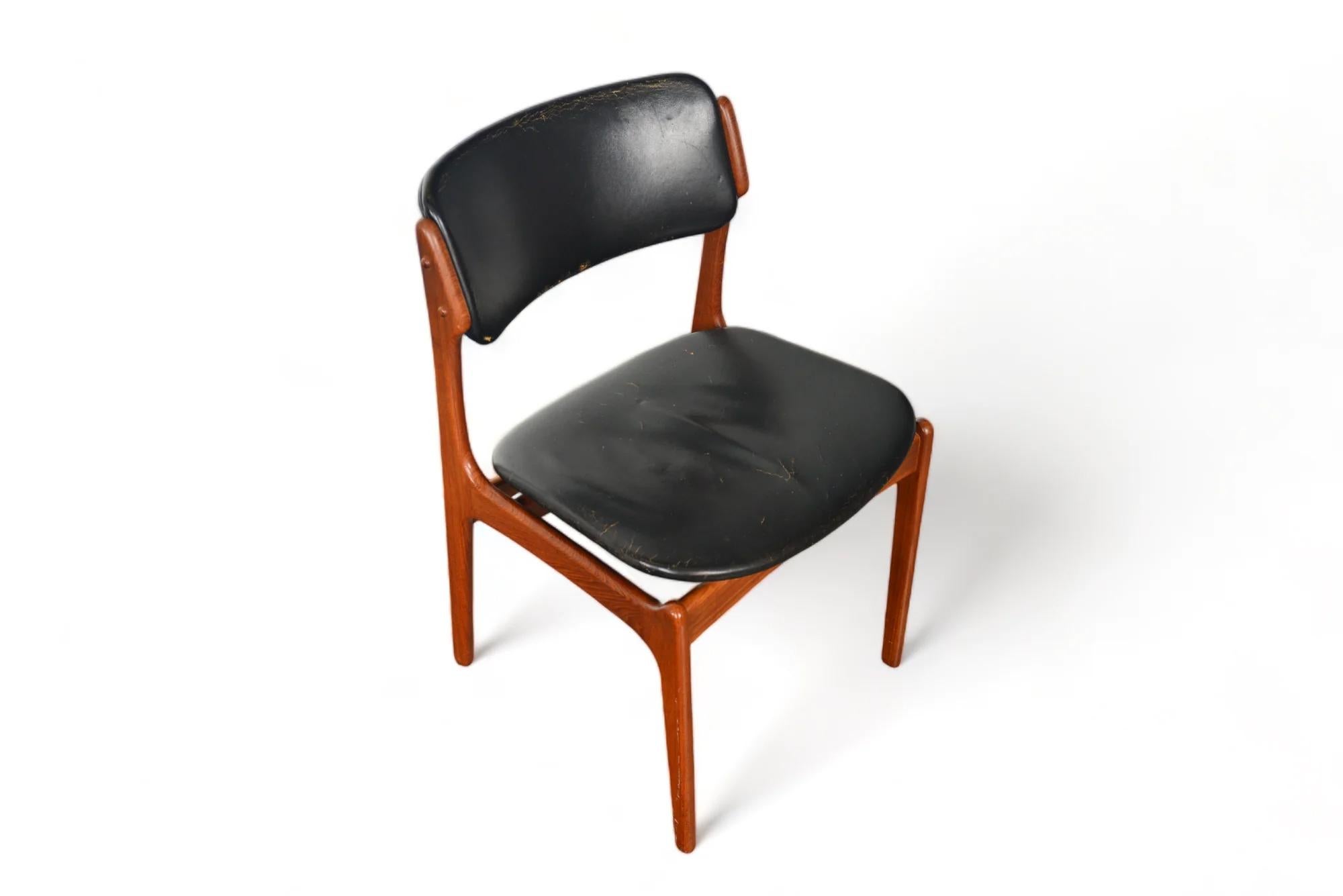 20ième siècle Ensemble de six chaises de salle à manger Erik Buch modèle 49 en teck en vente