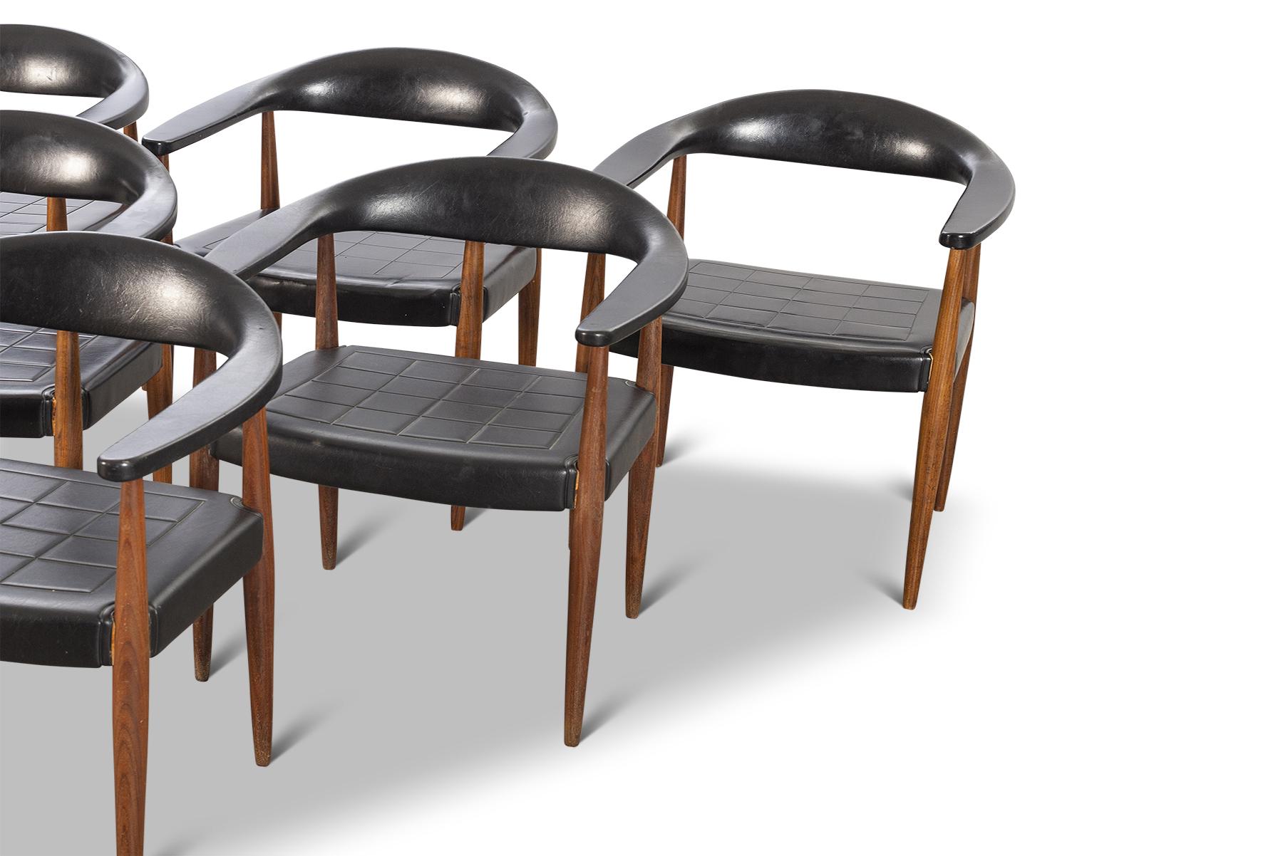 Origine: Finlandia
Designer: Ilmari Lappalainen
Produttore: Asko
Epoca: anni '60
Materiali: Vinile, Teak
Misure: 24 di larghezza x 19 di profondità x 29 di altezza, seduta alta 17.
  
