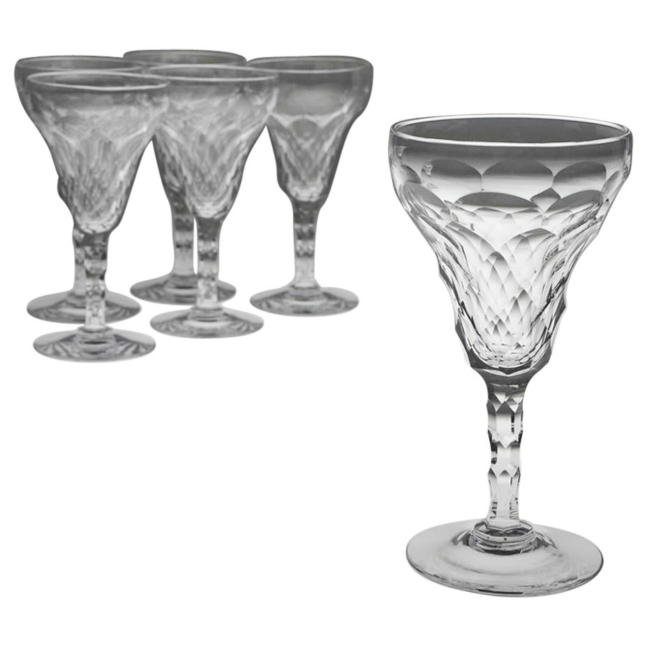 Set von sechs weißen Weingläsern mit facettiertem Schliff, frühes 20. Jahrhundert