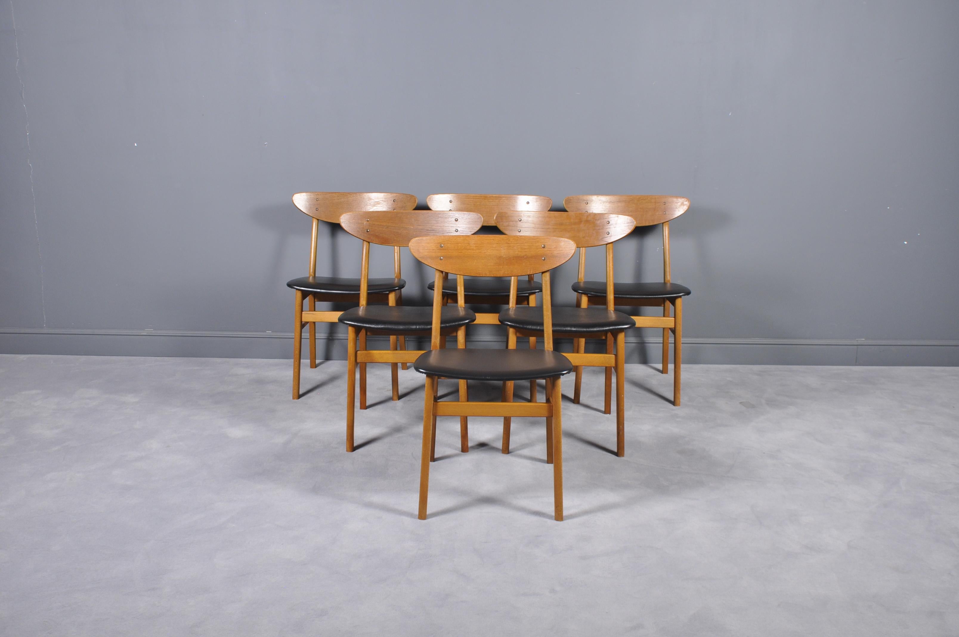 Set of six teak Danish modern dining chairs by Farstrup Møbelfabrik. With a shaped back, fine teak, solid wood beechwood seats covered with black leather.
