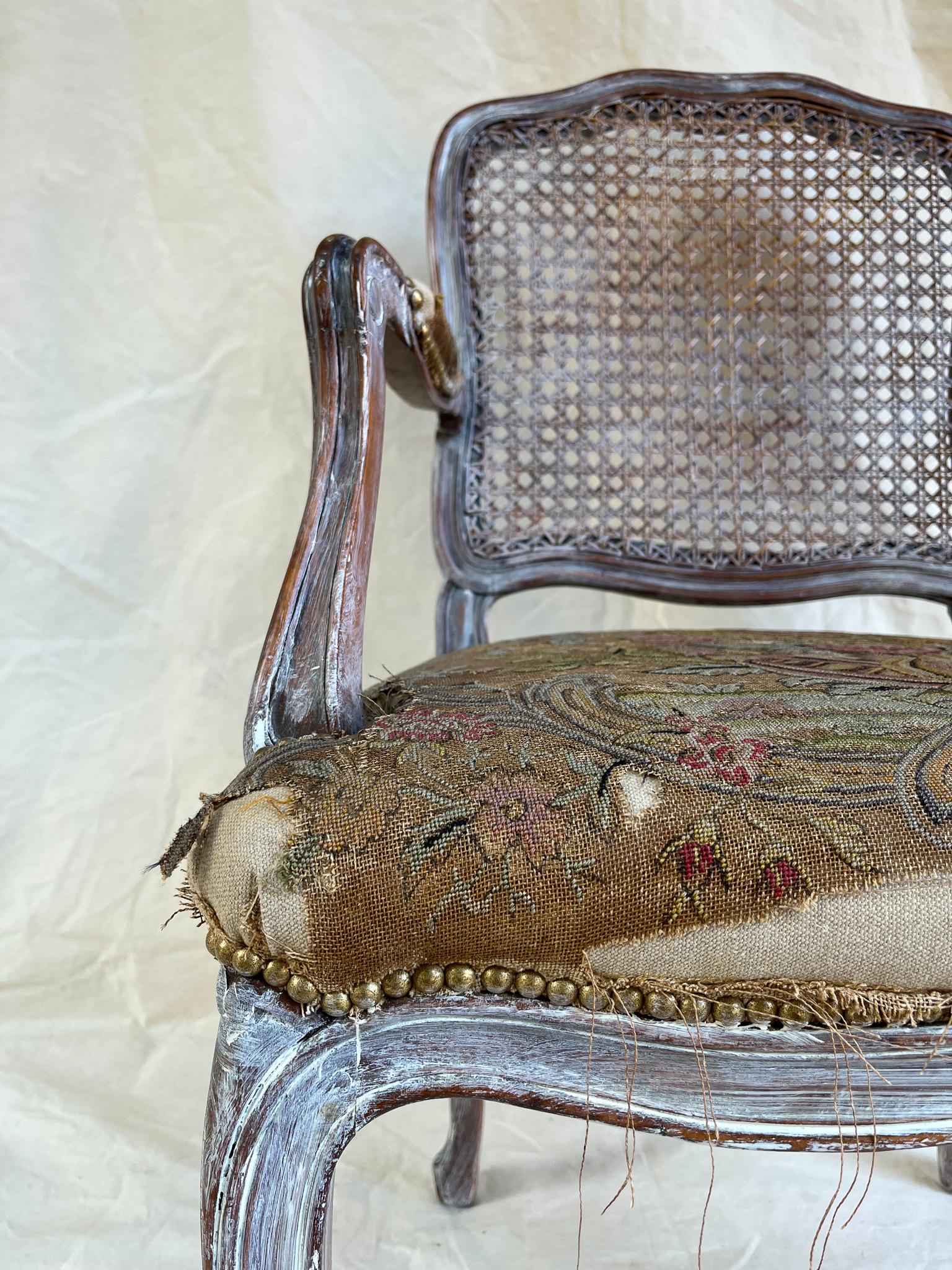 Satz von sechs Fauteuils aus Stroh und Gobelin. Frankreich 19. Jahrhundert.
Die Sessel wurden mit Leinen gepolstert, und die Originalpolsterung wurde darüber gelegt.