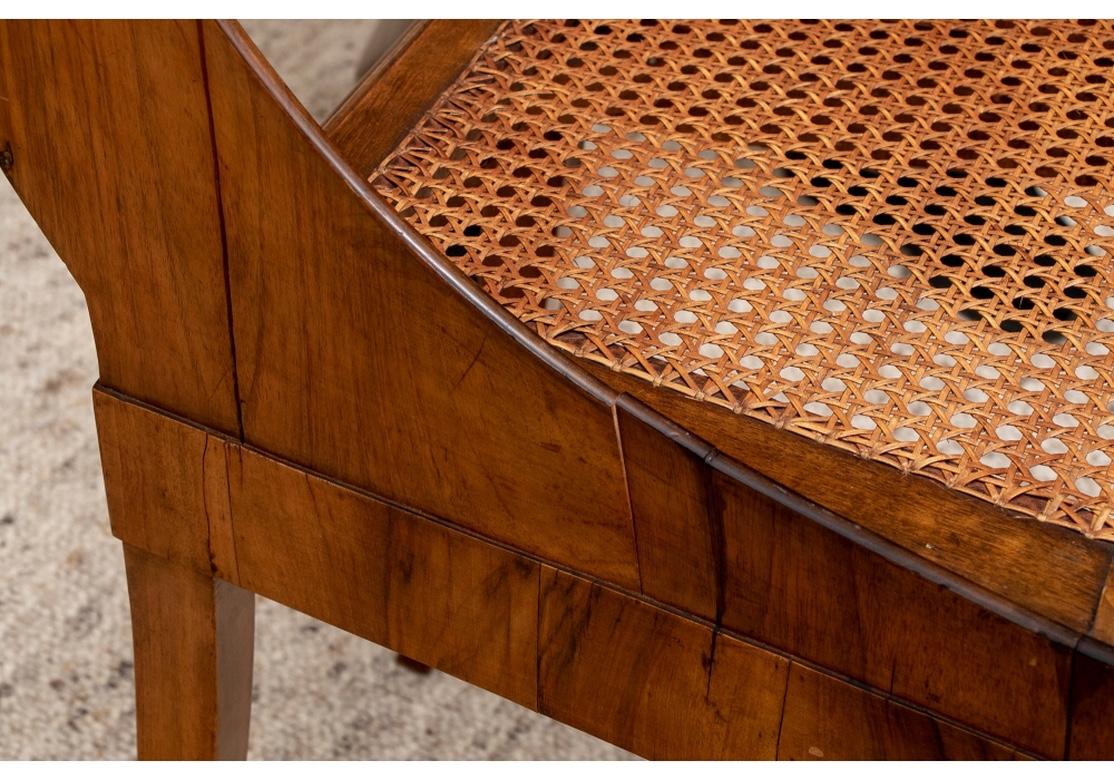 Sechserpackung  Seltene Nussbaum Klismos-Stil Stühle mit Rohrsitz im Angebot 10