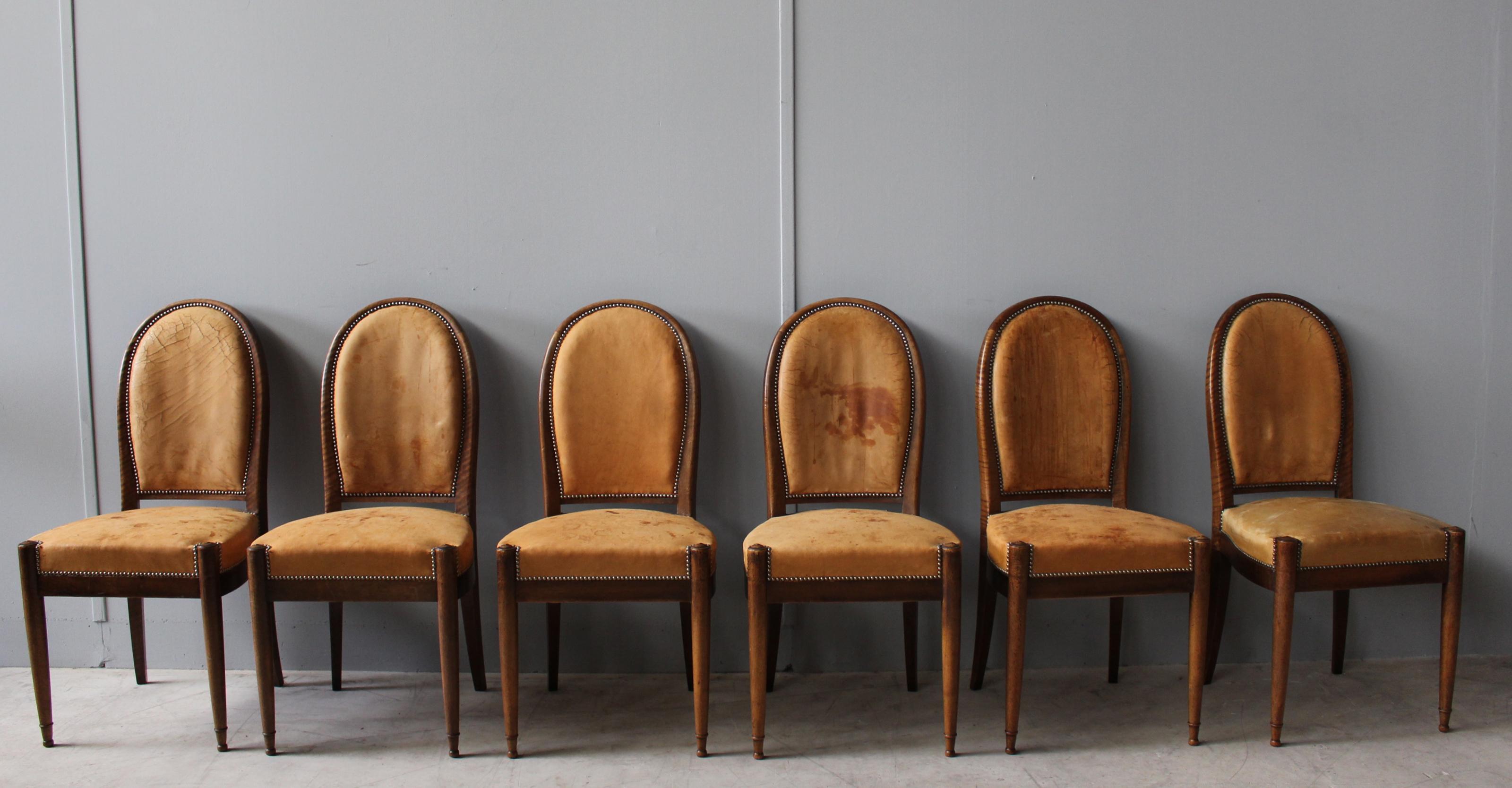 A set of six fine French Art Deco walnut dining / side chairs with an oval shape back and some exquisite carved wooden details, circa 1925.