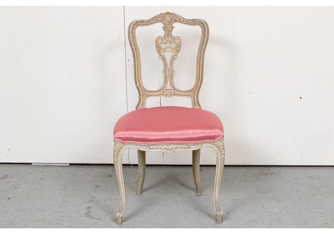 Set aus sechs feinen französischen, halb antik lackierten, verzierten Esszimmerstühlen (Louis XV.) im Angebot