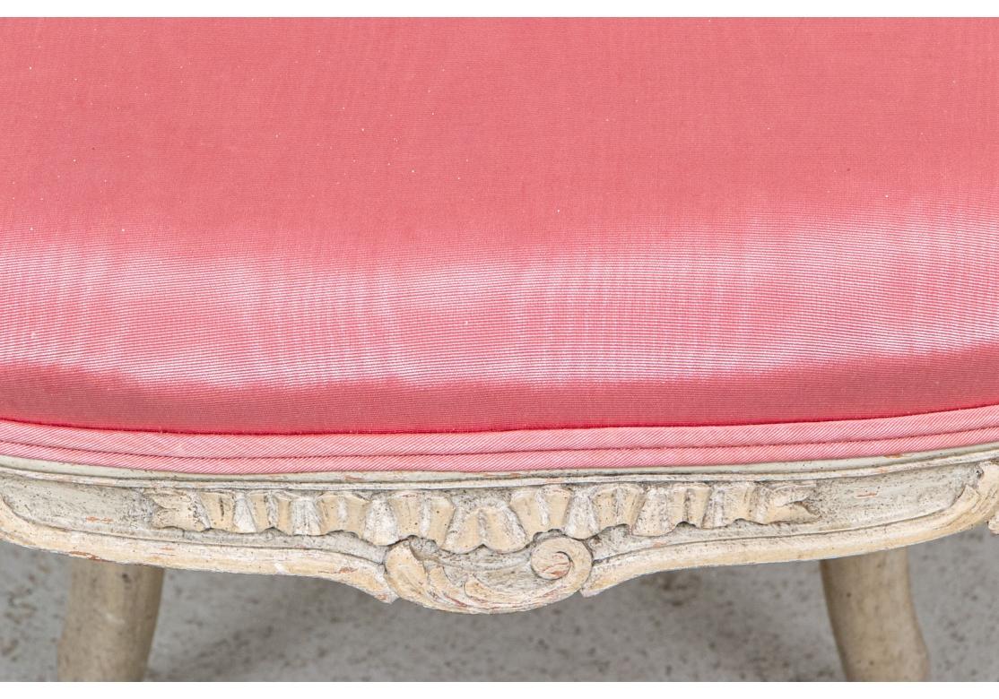 Set aus sechs feinen französischen, halb antik lackierten, verzierten Esszimmerstühlen im Zustand „Gut“ im Angebot in Bridgeport, CT