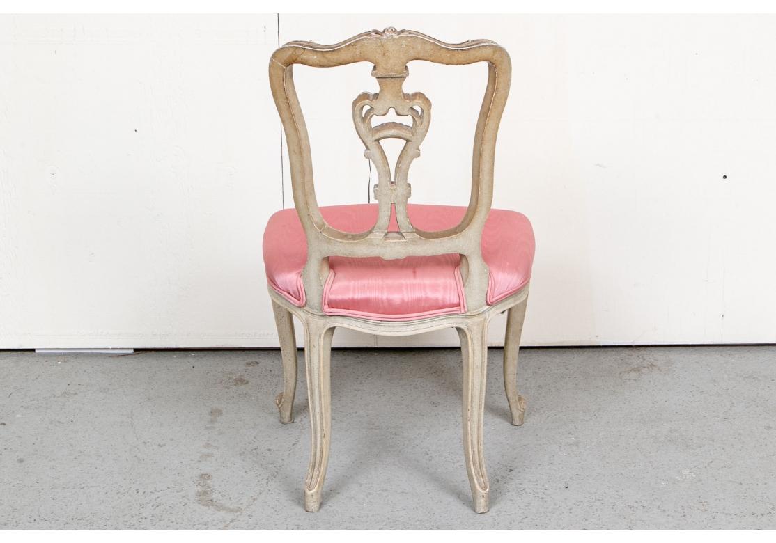 Set aus sechs feinen französischen, halb antik lackierten, verzierten Esszimmerstühlen im Angebot 2
