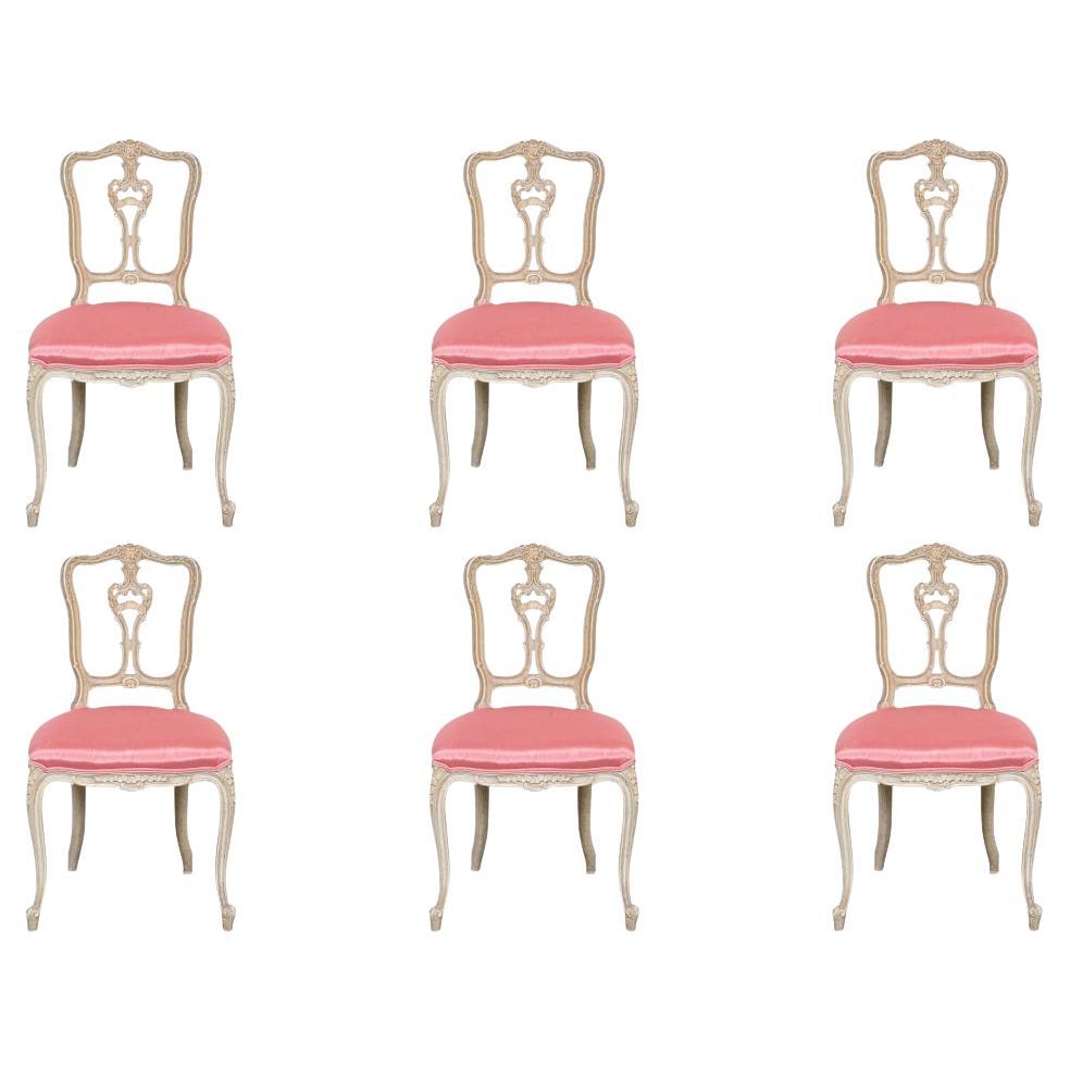Set aus sechs feinen französischen, halb antik lackierten, verzierten Esszimmerstühlen im Angebot