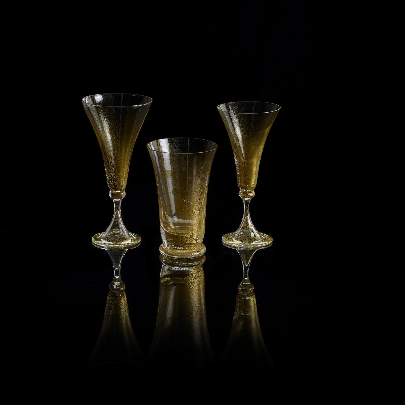 Bring a touch of timeless beauty to your table with these stunning bellflower-shaped goblets in Murano blown glass enriched by a 24-karat gold leaf pattern. The finely shaded central golden core gradually blends into an eggshell nuance and then
