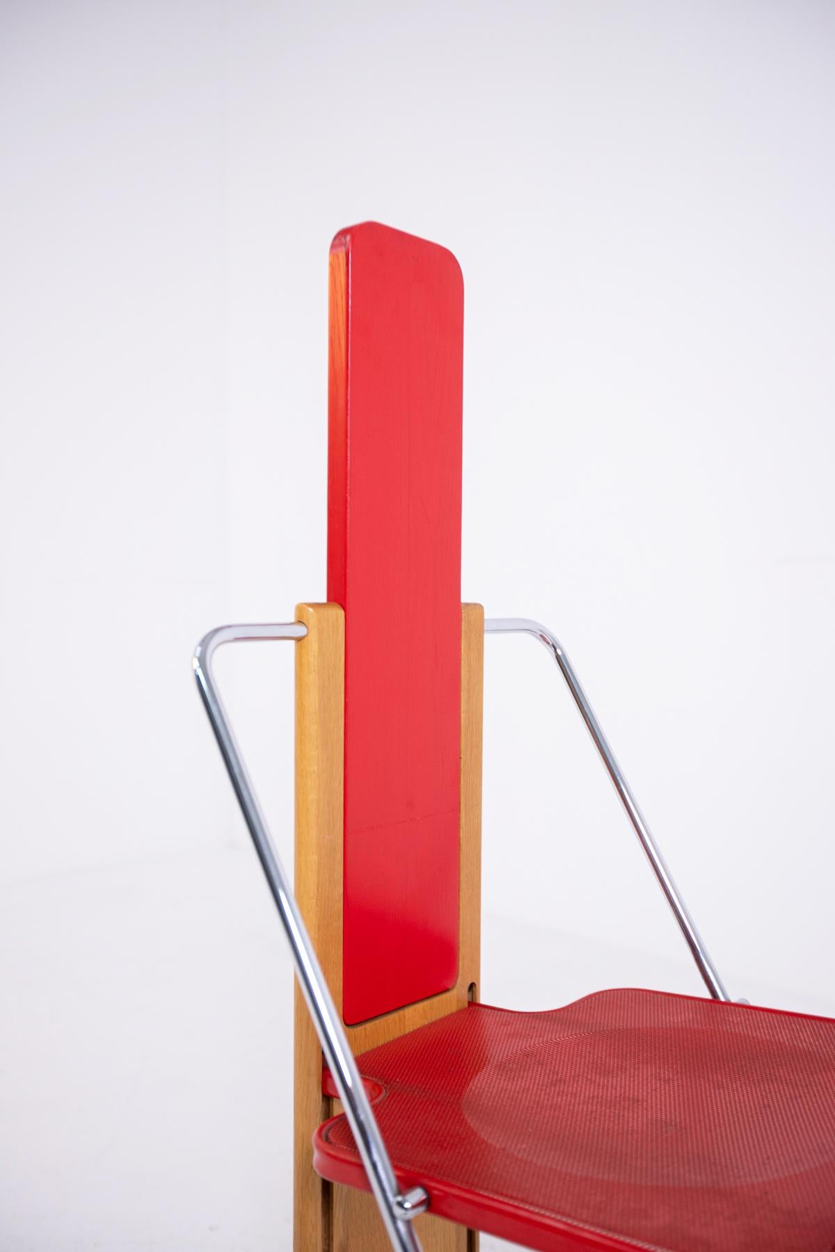Beautiful and eccentric folding chairs designed by Mario Sabot in the 1970s.
Mario Sabot chairs are characterized not only by their extravagance, but also by the essential and minimalist lines as we can see both in the structure and in the shape of
