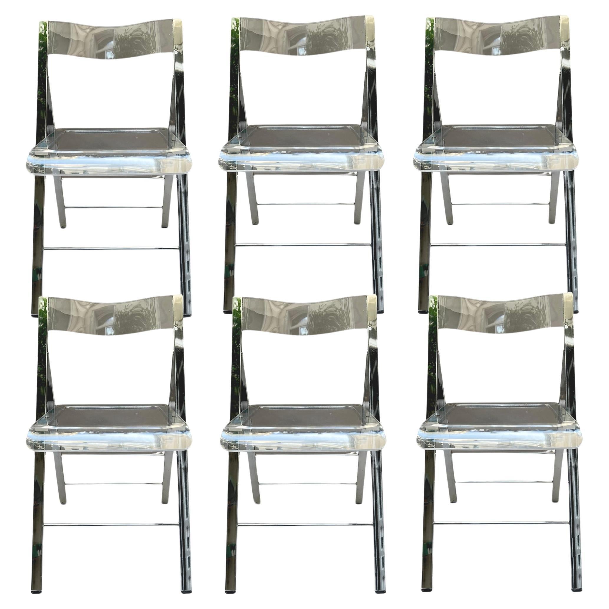 Ensemble de six chaises pliantes en plexiglas et chrome Italie, vers 1970 en vente