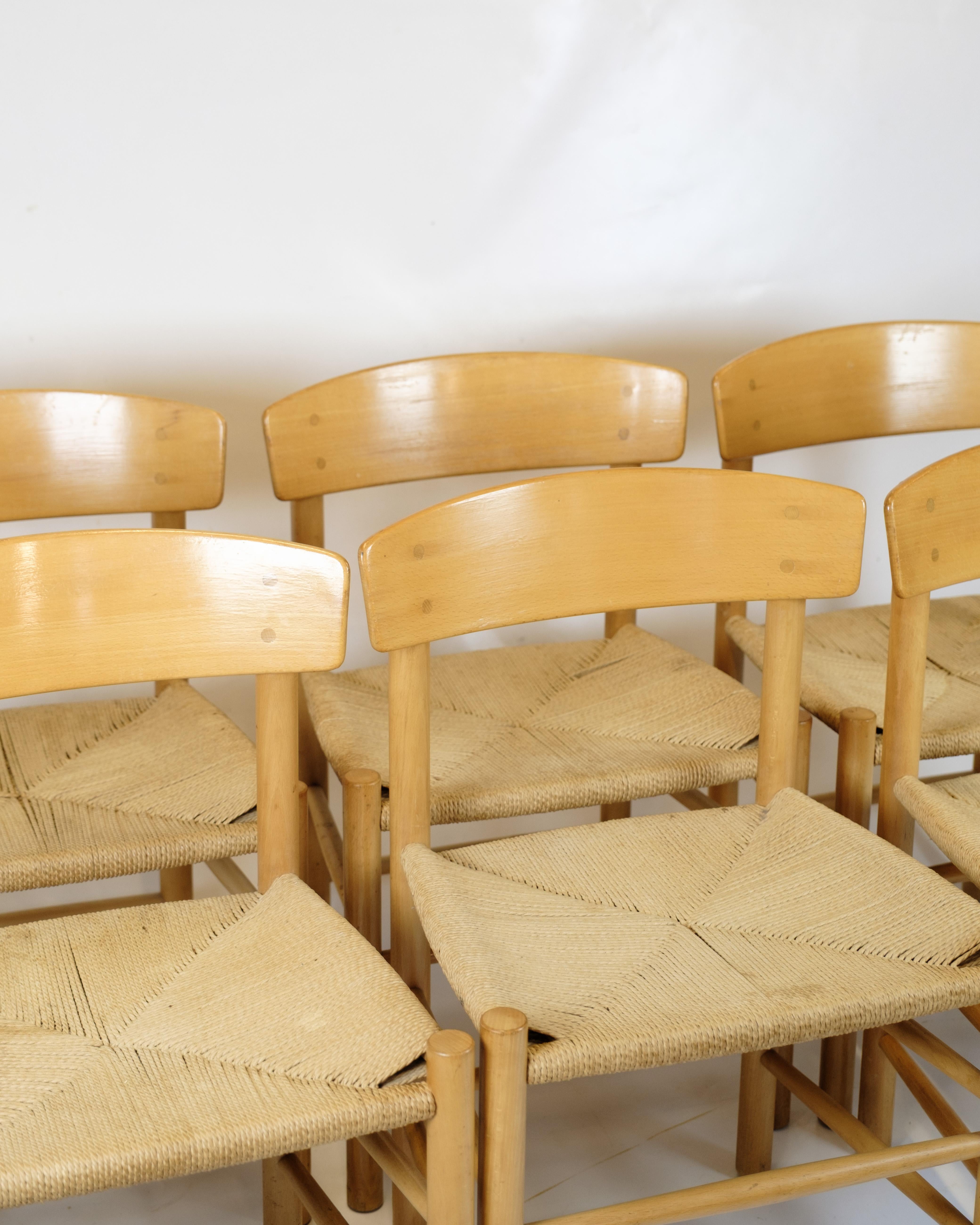 Ein Satz von sechs J39 Folk Chairs, entworfen von Børge Mogensen im Jahr 1947 für FDB Møbler. Die Stühle sind aus massivem Buchenholz gefertigt und haben eine Sitzfläche aus gewebtem Papiergarn.

Designer: Børge Mogensen
Modell: J39 / Folk