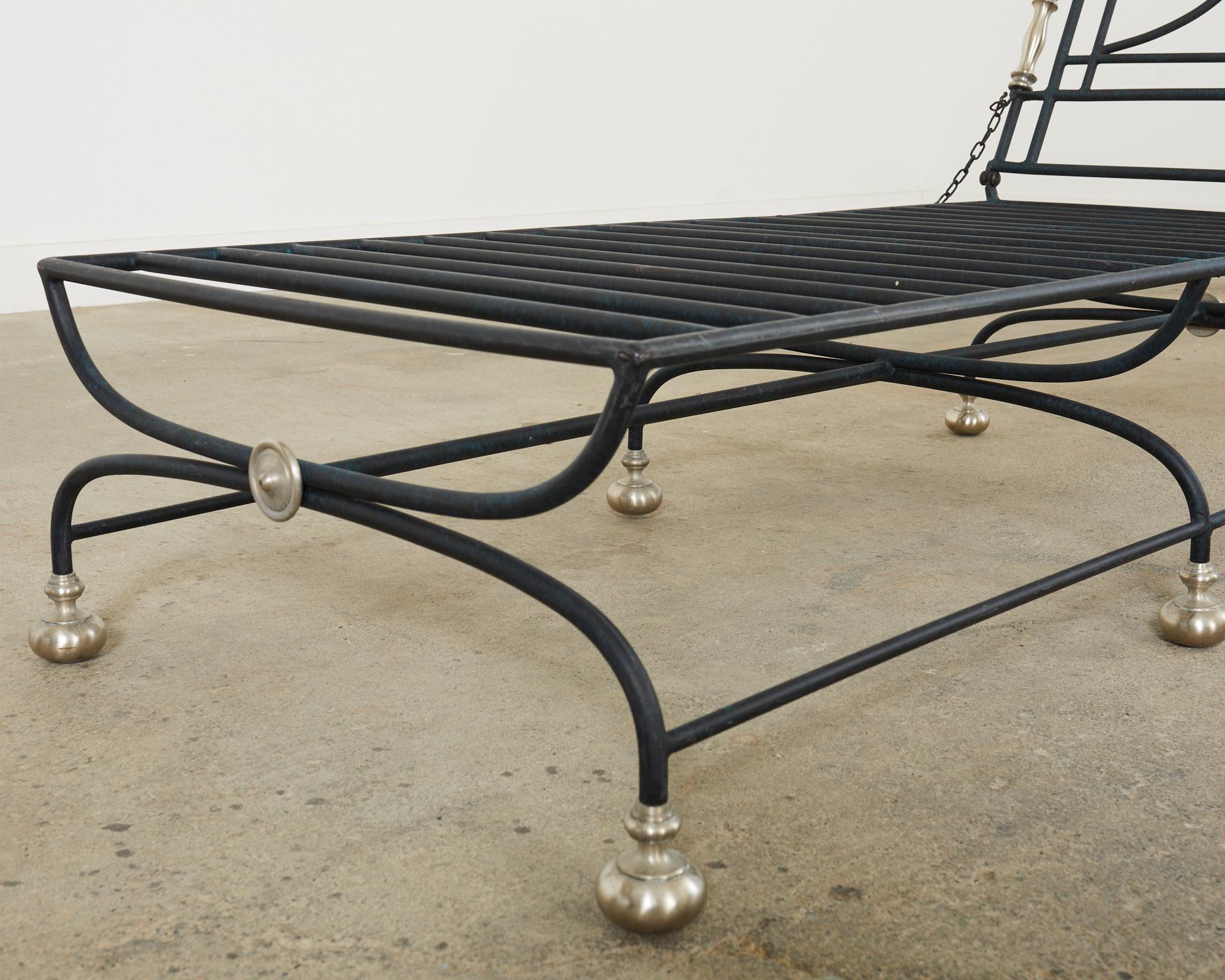 Ensemble de six chaises longues de succession en fer de style néoclassique de Formations en vente 6