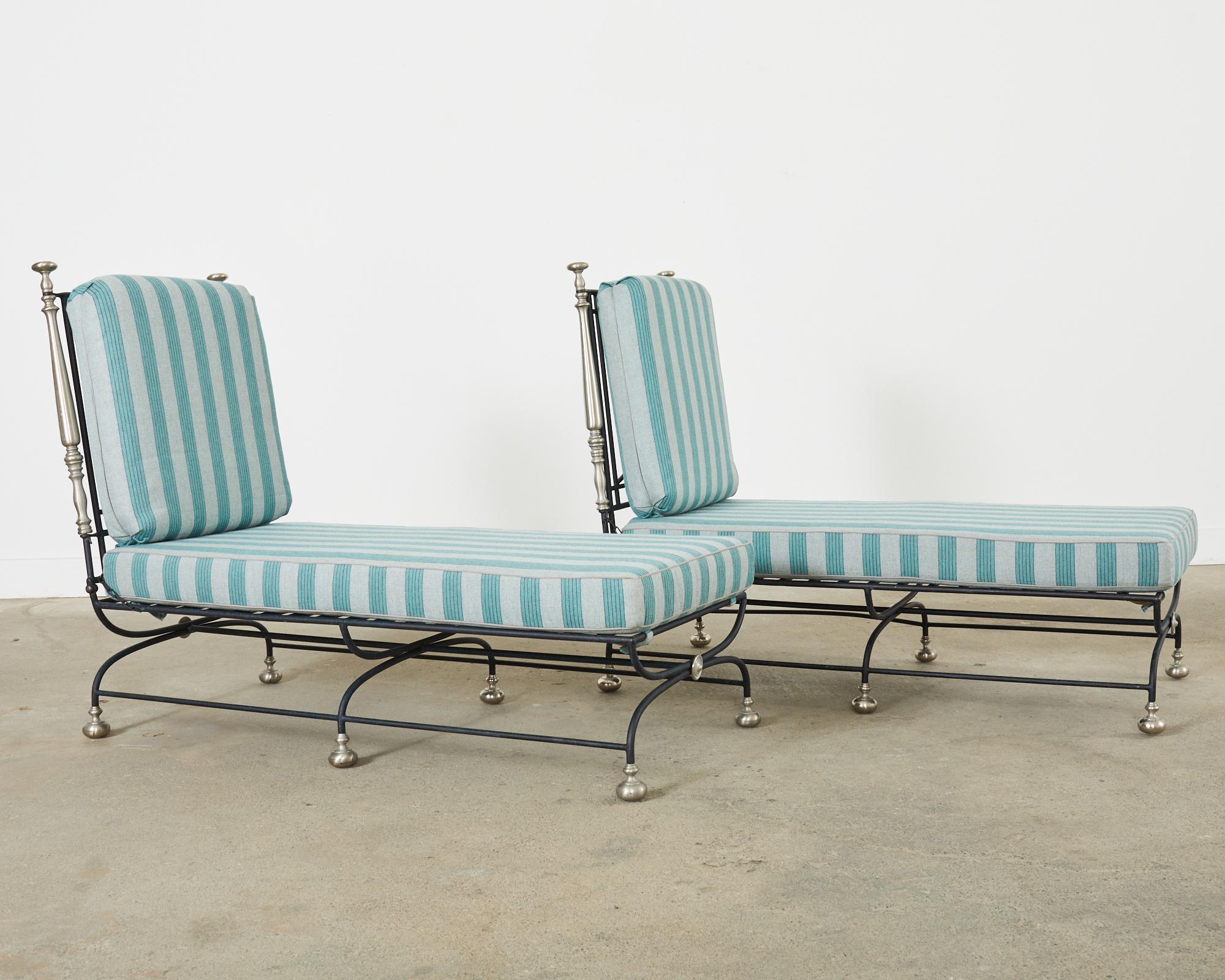 Ensemble de six chaises longues en fer de style néoclassique de Formations en vente 1