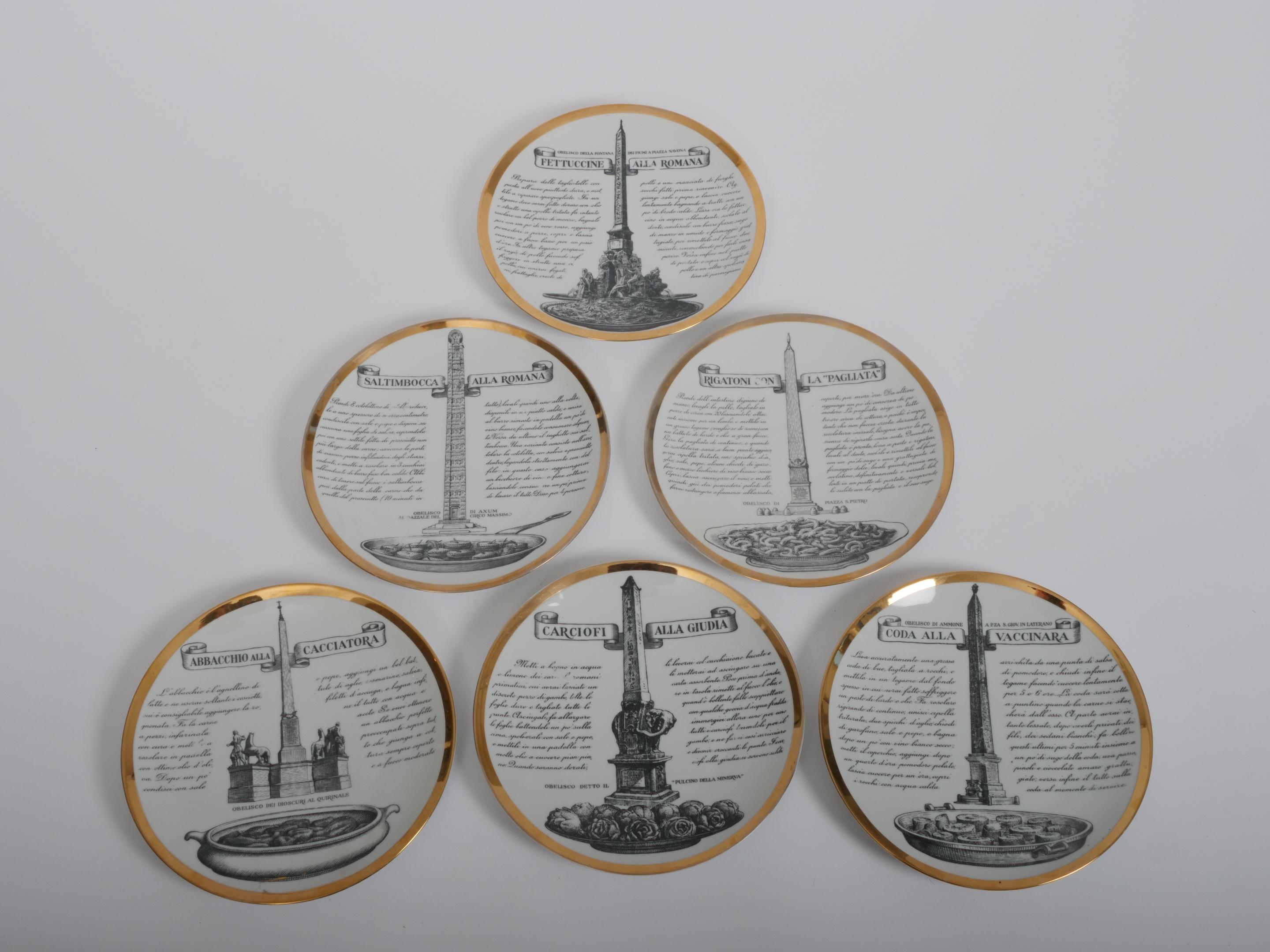 Merveilleux ensemble de six assiettes à recettes romaines originales de Fornasetti. Italie c1950

Chaque assiette présente une recette typique de la cuisine romaine ainsi qu'une représentation d'un bâtiment historique romain.