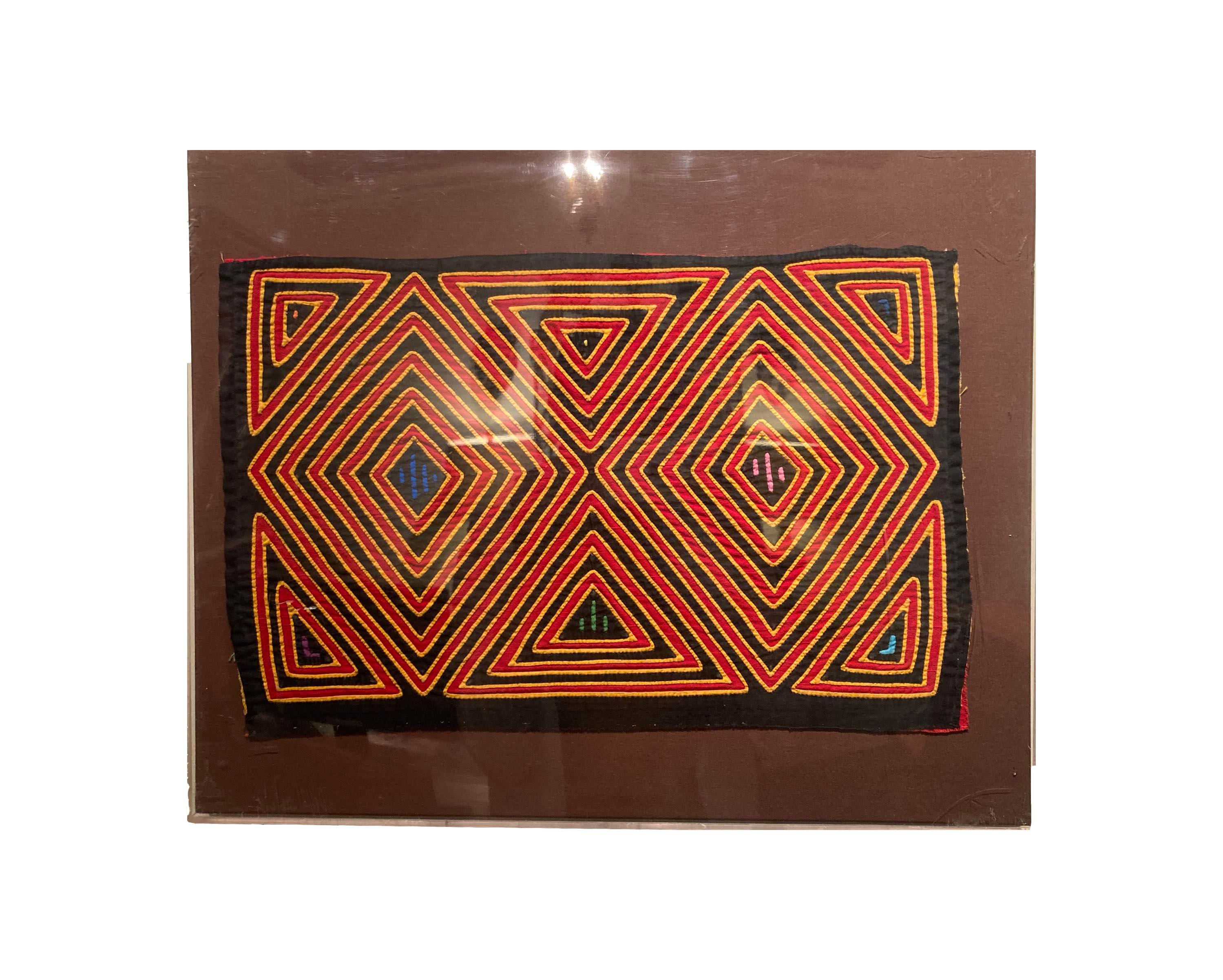 Amérindien Ensemble de six textiles encadrés cousus à la main à l'ancienne Mola en vente