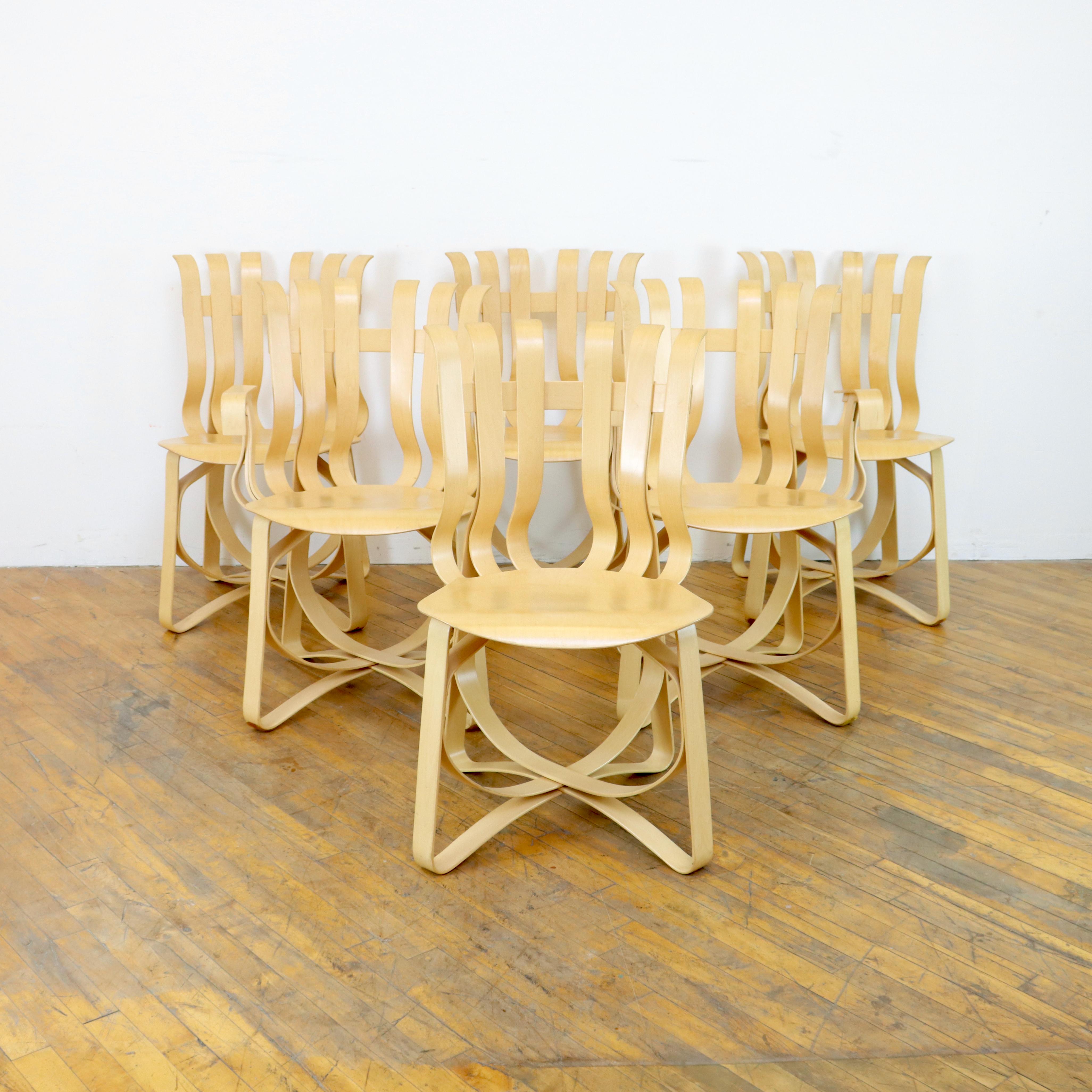 Wie seine ikonische Architektur gehören auch die von Frank Gehry für Knoll entworfenen Stühle zu den bekanntesten dieser Zeit.  Der Hat Trick Stuhl aus gebogenem Sperrholz ist skulptural und gleichzeitig verspielt.  Hier ist eine Beschreibung von