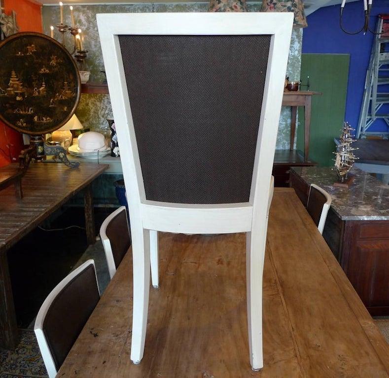 XX secolo Set di sei sedie da pranzo francesi in pino verniciato degli anni '40 ri-imbottite in vendita