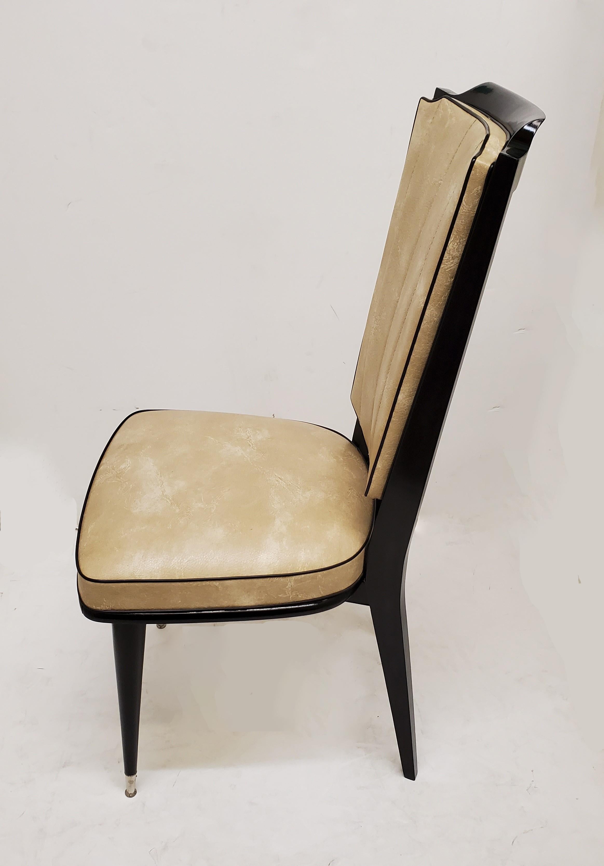 Satz von sechs französischen ebonisierten und lackierten Stühlen aus den 1970er Jahren im Angebot 5
