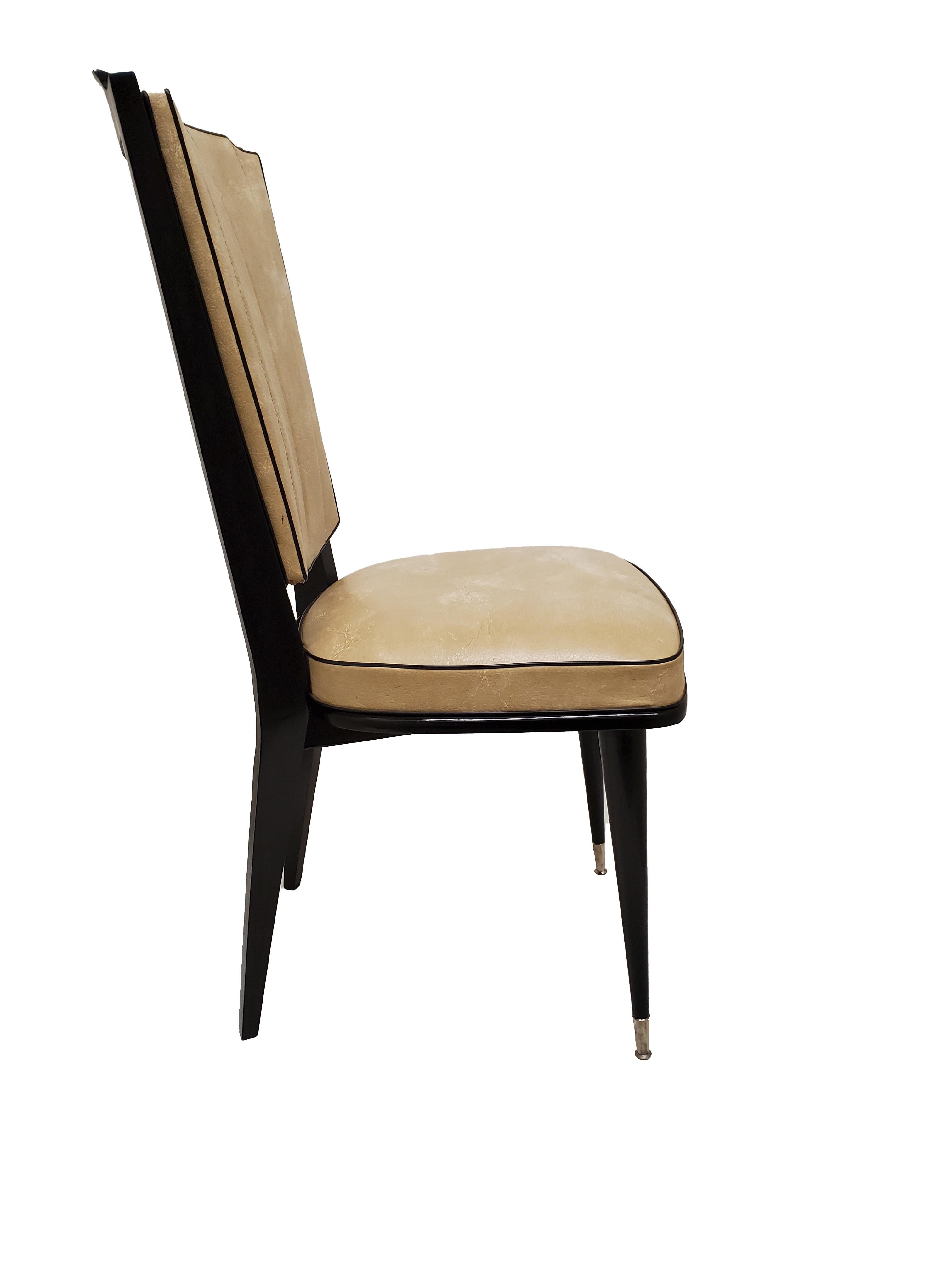 Satz von sechs französischen ebonisierten und lackierten Stühlen aus den 1970er Jahren (Moderne der Mitte des Jahrhunderts) im Angebot