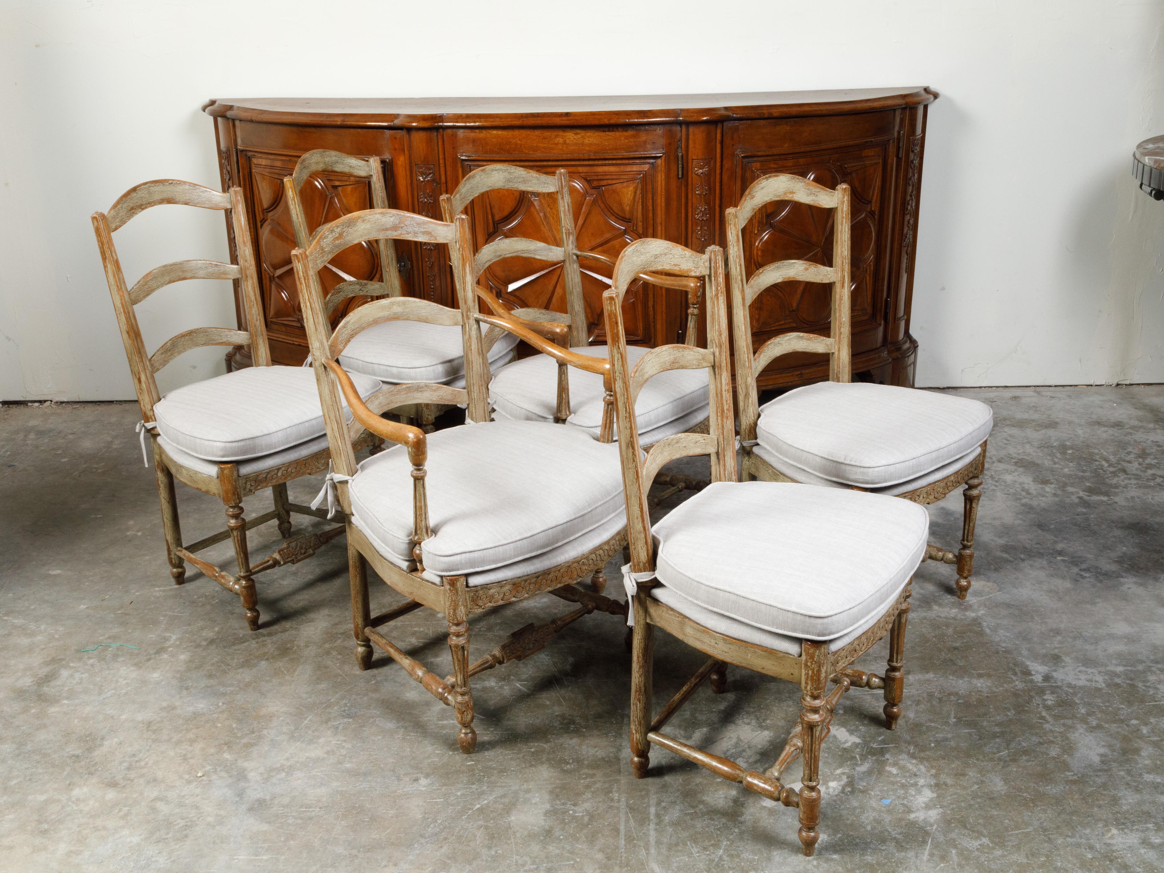 Set aus sechs französischen Esszimmerstühlen des 19. Jahrhunderts mit geschnitzten Guillochen und Friesen im Angebot 7