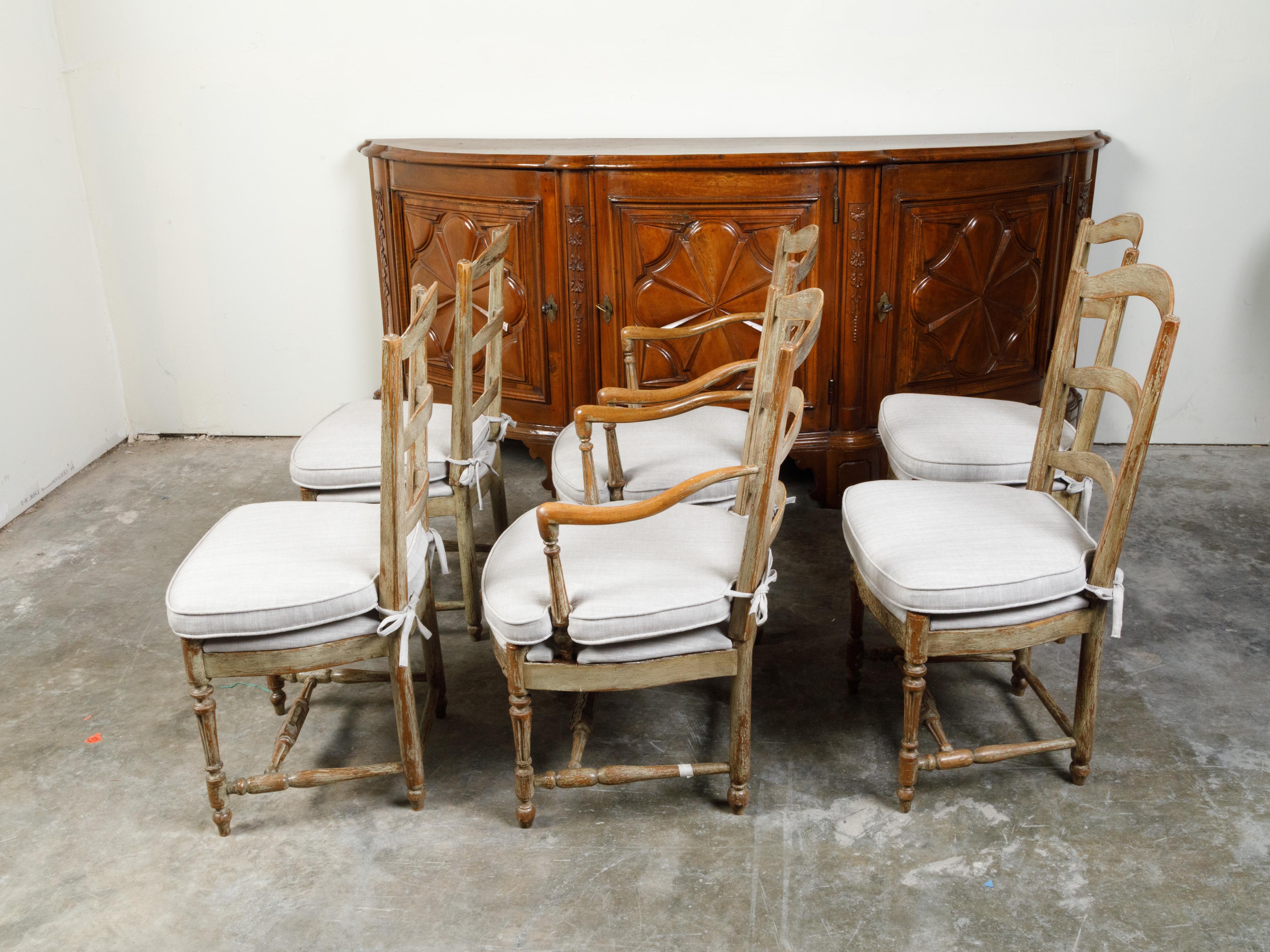 Set aus sechs französischen Esszimmerstühlen des 19. Jahrhunderts mit geschnitzten Guillochen und Friesen im Angebot 3