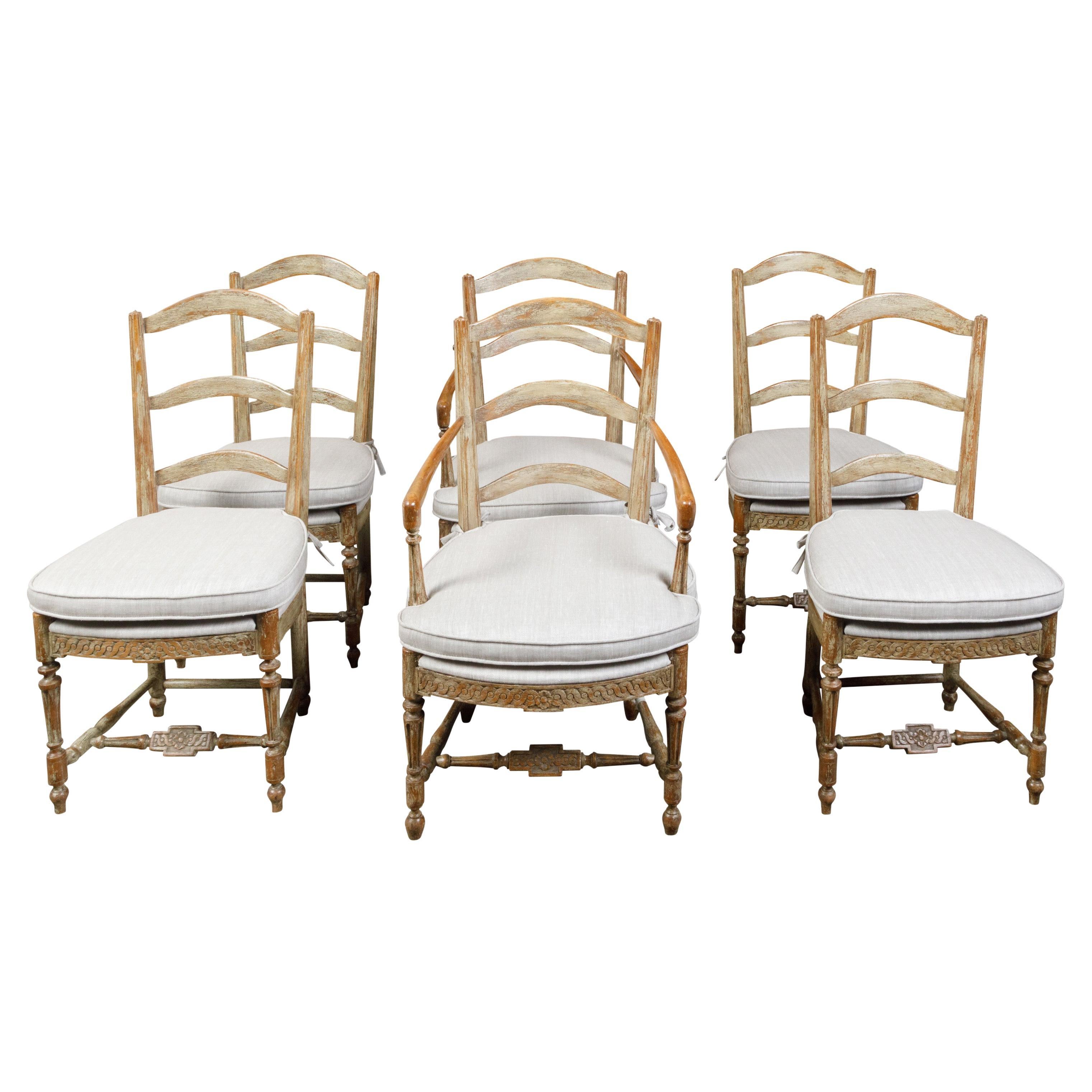 Set aus sechs französischen Esszimmerstühlen des 19. Jahrhunderts mit geschnitzten Guillochen und Friesen im Angebot