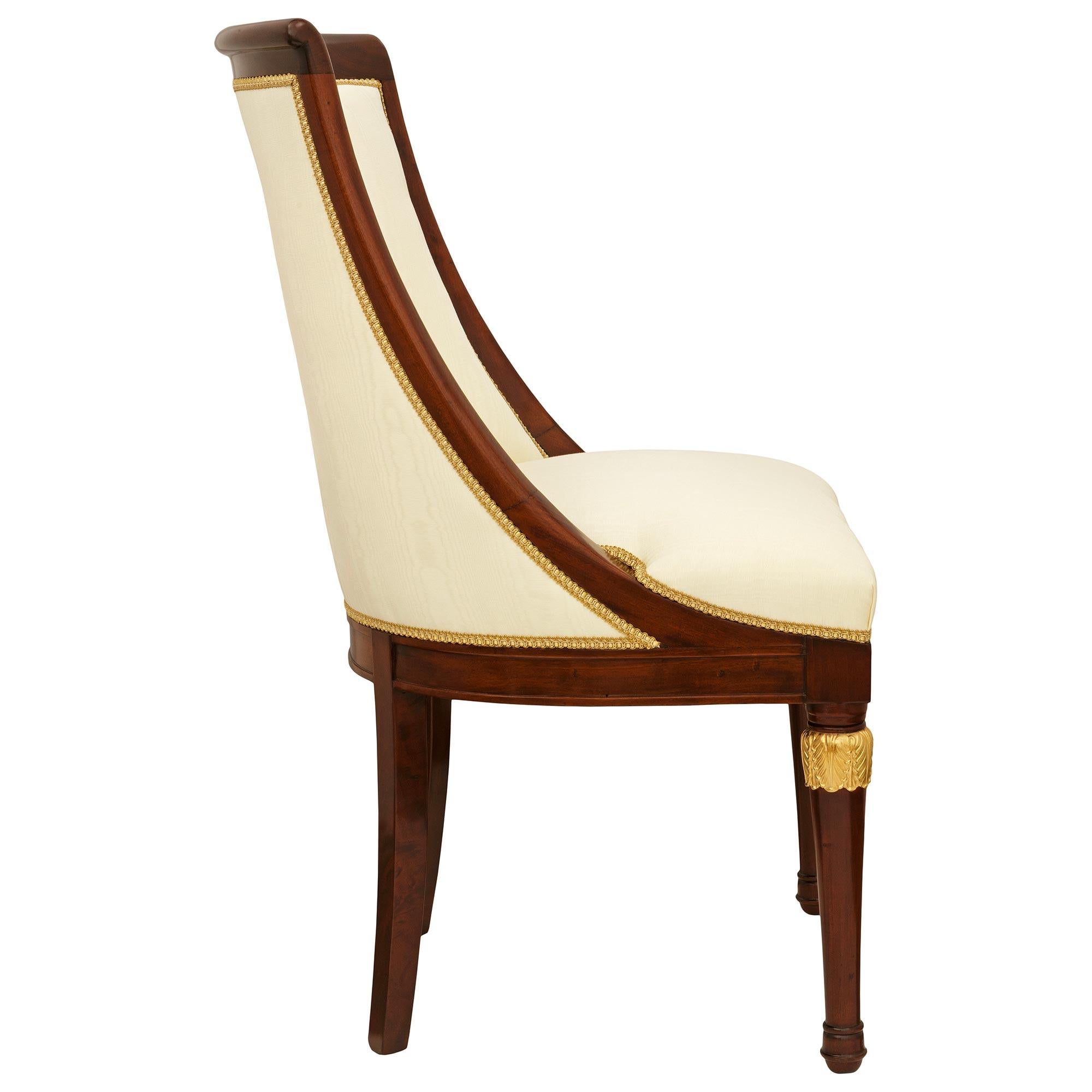 Francese set di sei sedie da pranzo francesi del XIX secolo di stile Impero in mogano e ormeggio in vendita