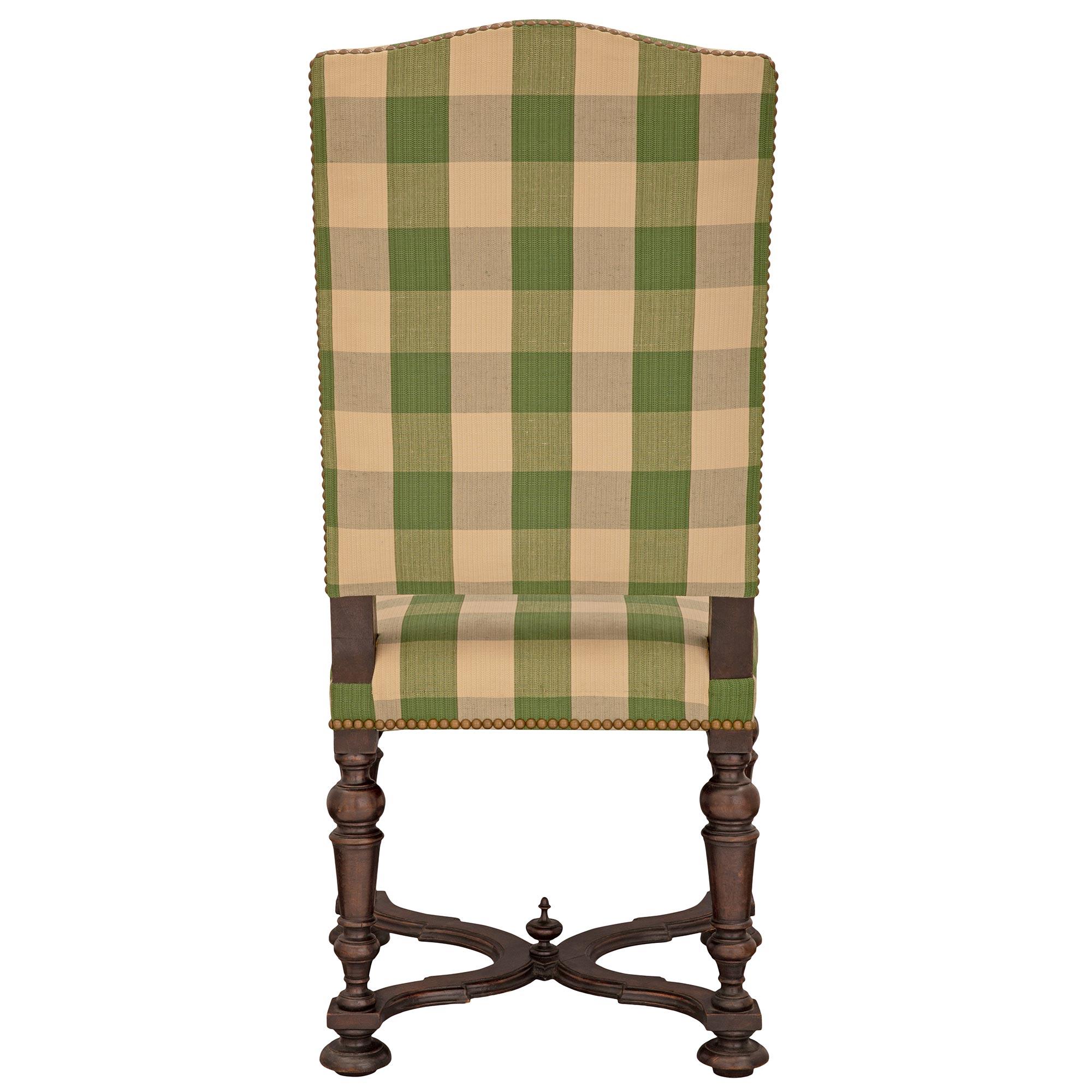 Un bel set di sei sedie da pranzo in rovere patinato Luigi XIII del XIX secolo. Ciascuna sedia è sollevata da eleganti piedini a conchiglia al di sotto di bellissime gambe tornite collegate da un decoratissimo stiracchio curvo con un bordo screziato